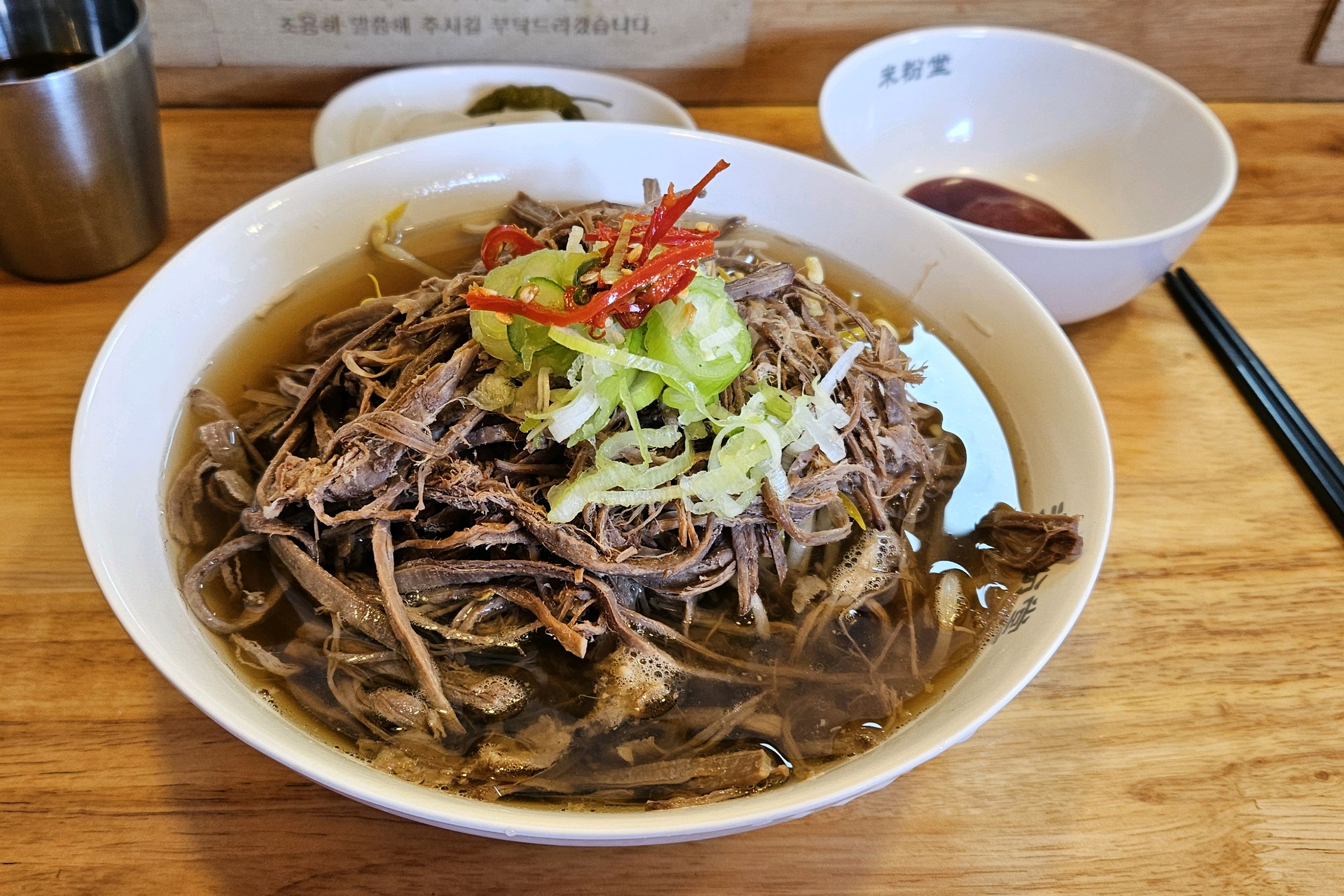 국물이 짜지도 않고 적당해요. 친절하시고 매장도 청결해요. 그리고 조용히 식사 하시고 싶은