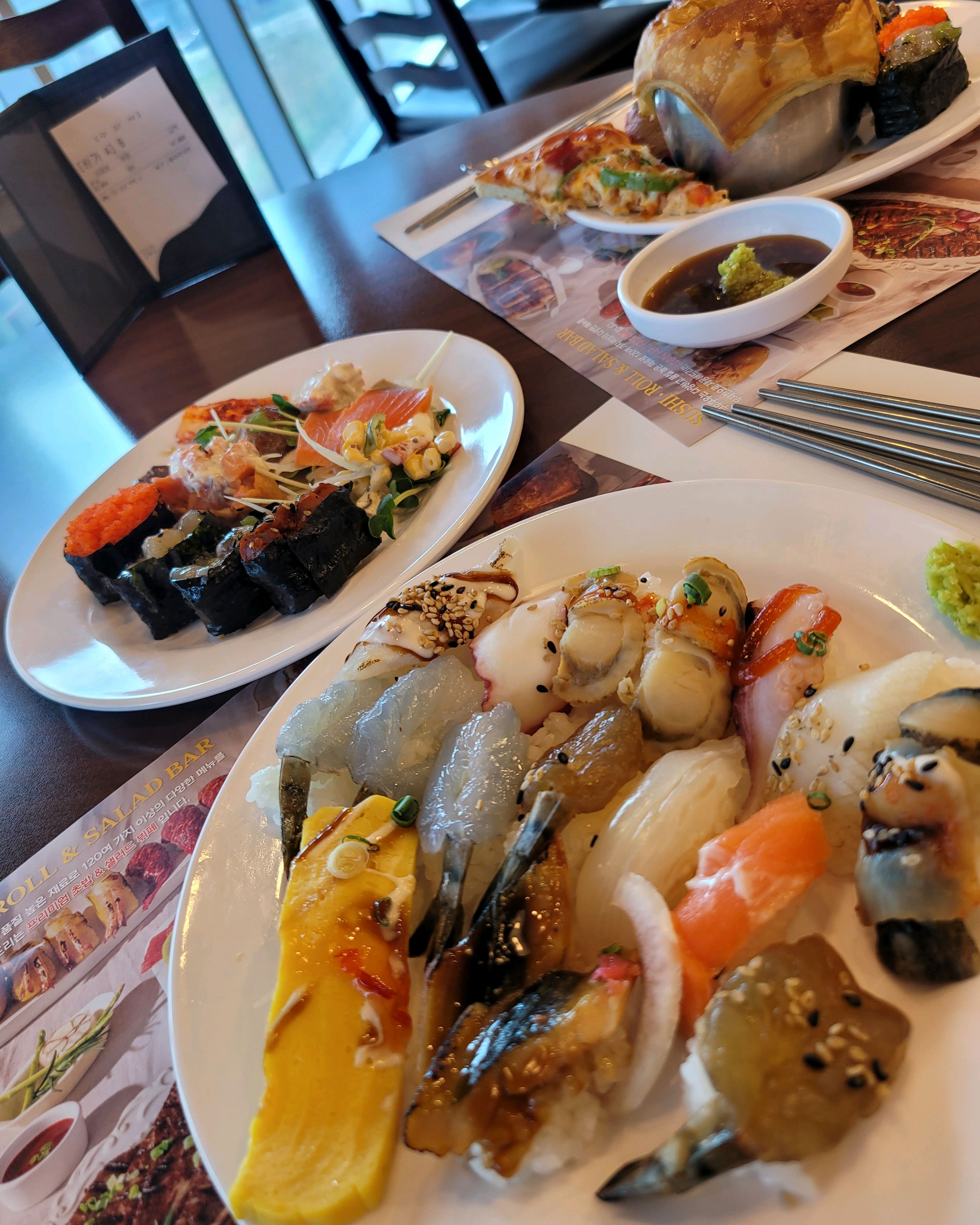 평일 런치 먹었는데..제 입맛엔 음식들 간이 좀 쎄요.초밥들 간장 안찍고 그대로 먹어도 간