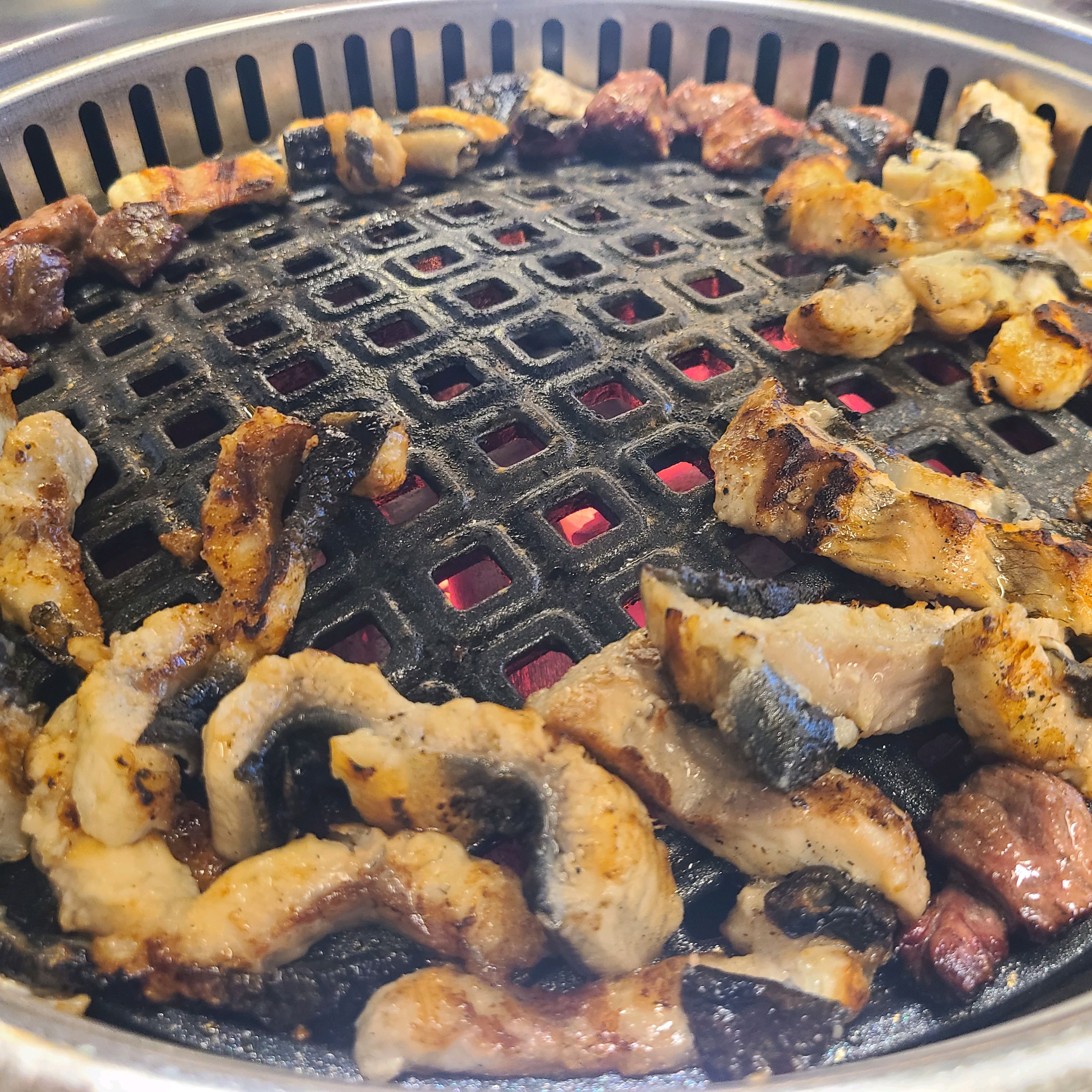 장어랑 고기를 무한으로 아주 맛있게 먹을 수 있어요~ 장어도 크고 고기도 두툼하고 엄청 맛