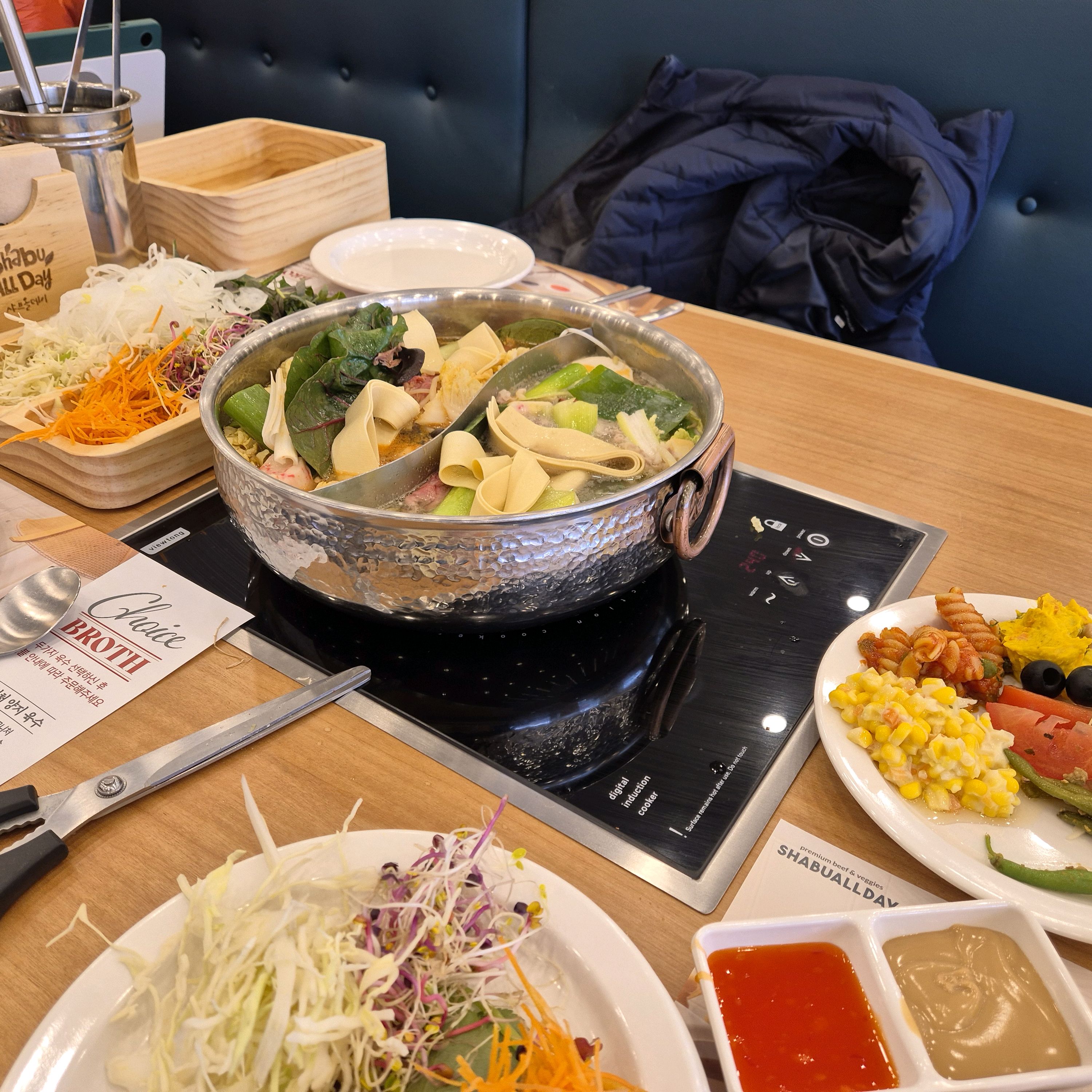 평일 점심 느긋하게 잘 먹었네요 좋은 사람들과 좋은 곳에서의 만남은 자체로 힐링이죠 내