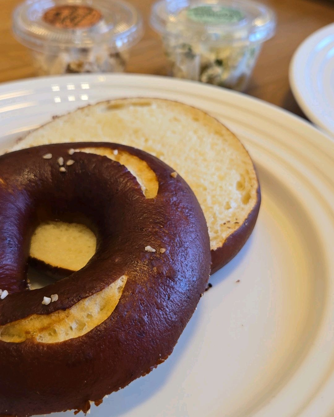 전부터 베이글 먹고싶으면 왔던 곳인데 항상 빵 따뜻해서 맛있어요 집근처에 베이글집 있어서