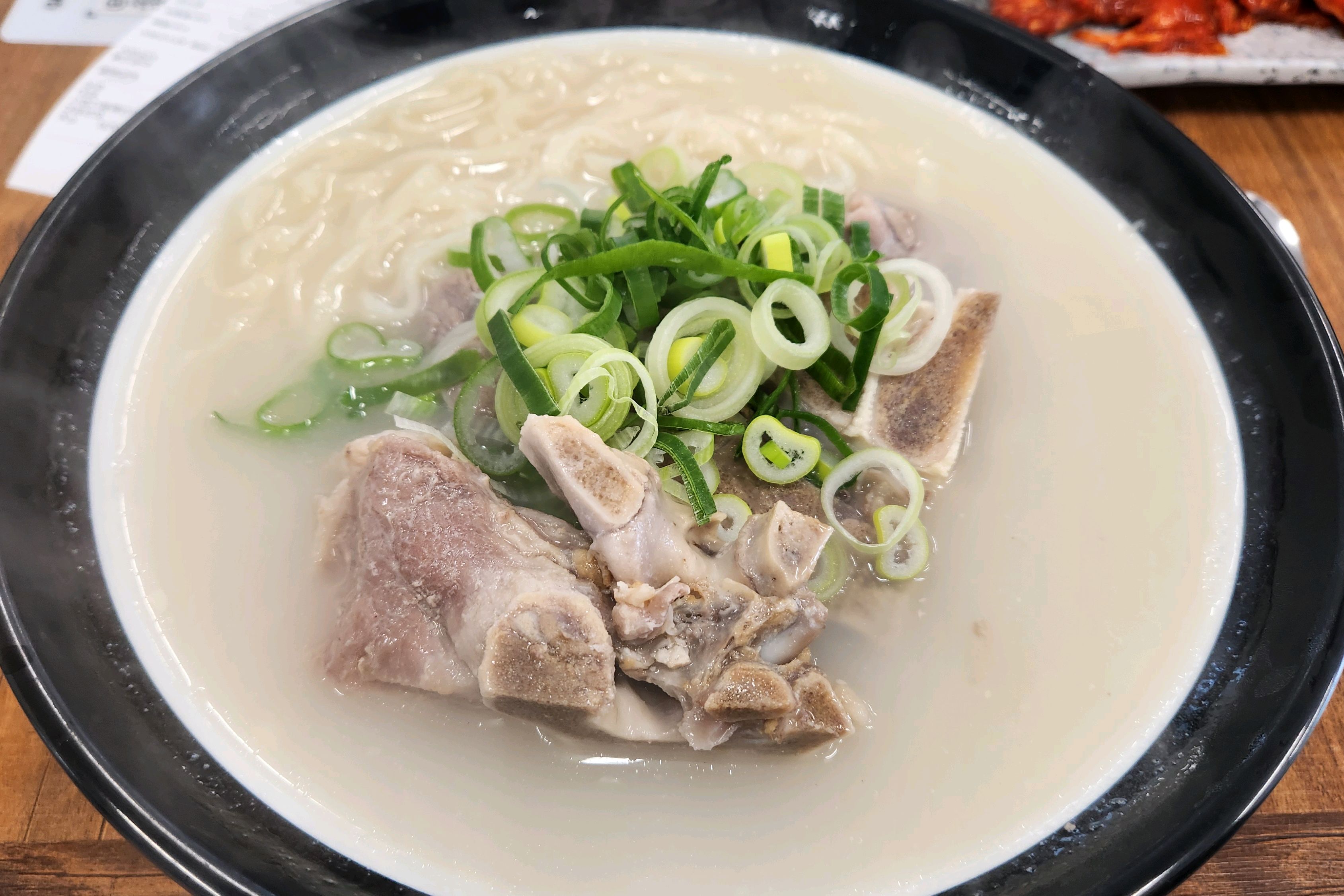 뼈칼국수 신기하네요!! !맛있어요. 잘먹었습니다 - 제주 맛집 웅이네 보말칼국수 제주본점