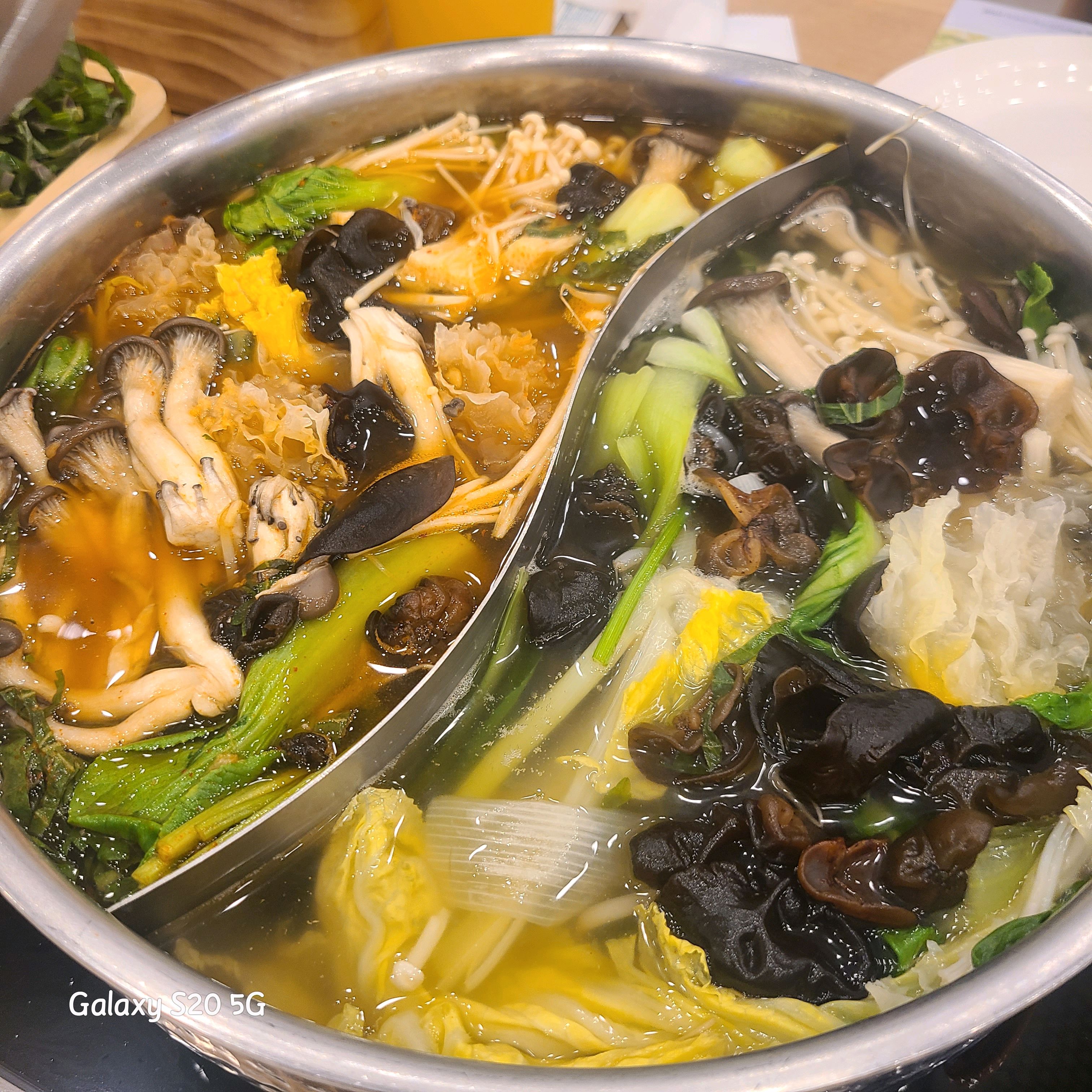 고기는 먹을만했구요 소스조합이 좋았어요 그 외 나머지 음식들은 보기엔 좋은데 맛이 영..