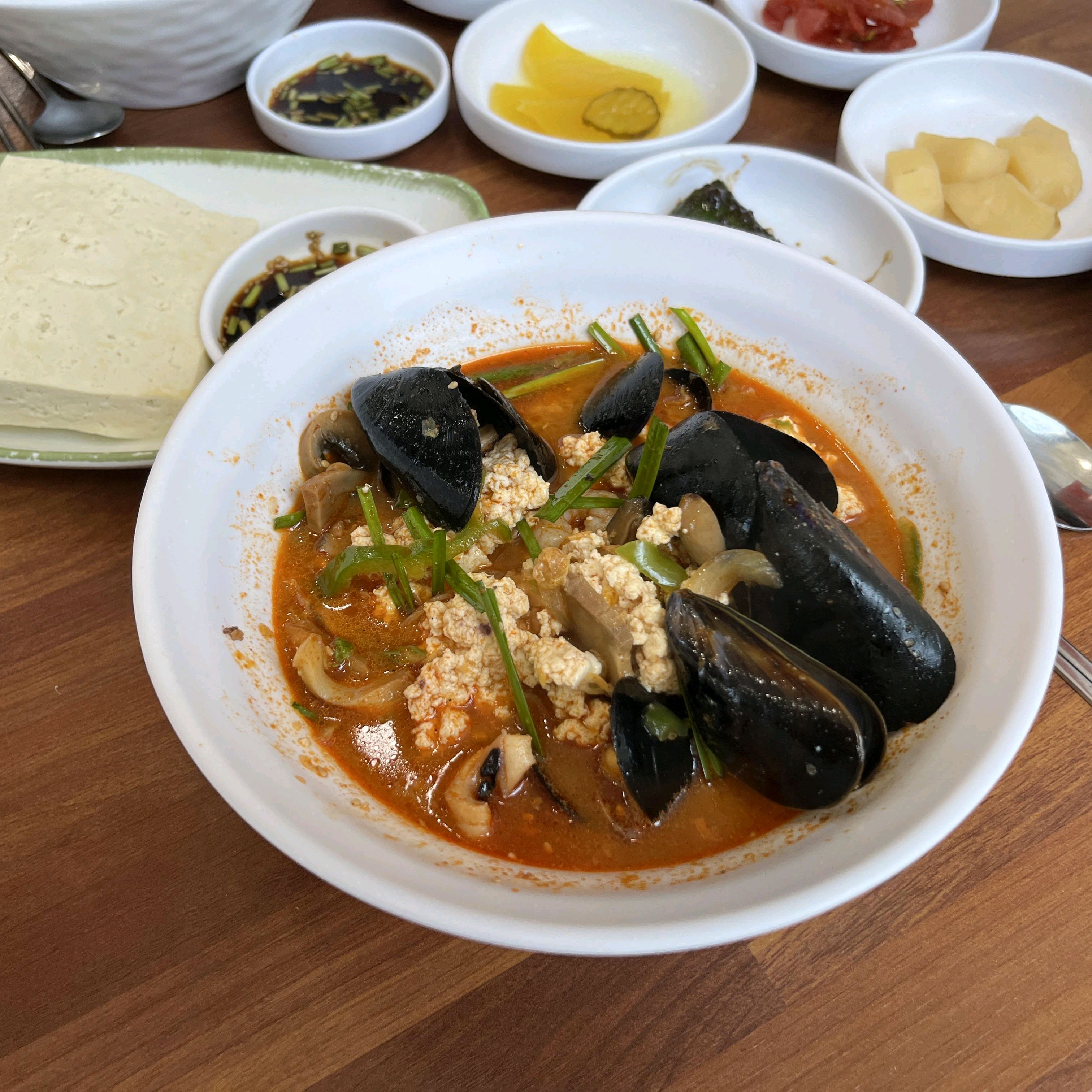 순두부가 정말 맛있습니다. 매콤한 짬뽕순두부는 국물이 진하고 깊은 맛이 나서 다음에 또 방