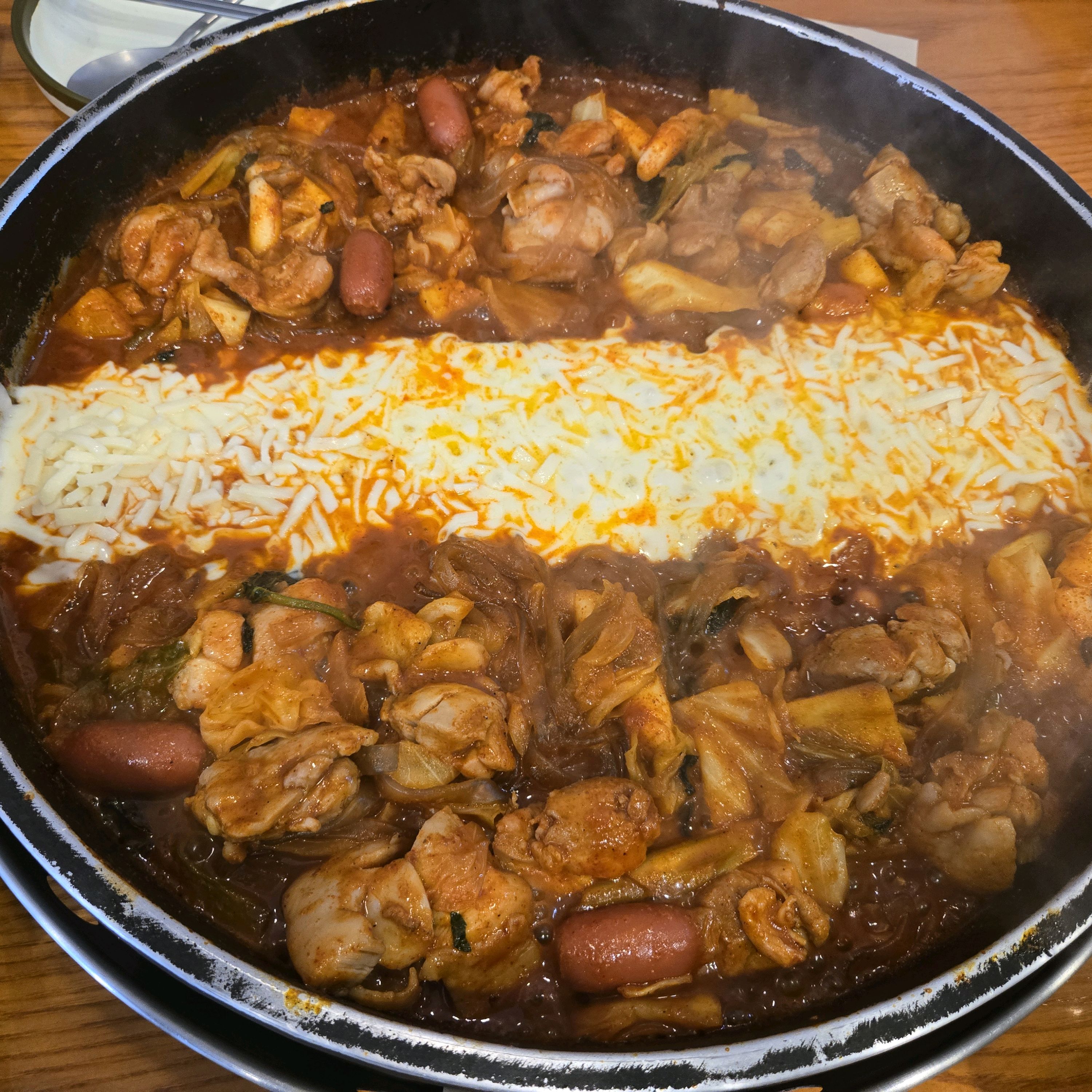 2인셋트 시켰는데 기본이 신라면 맵기라 사장님께 덜맵게 부탁드렸더니 맛있게 만들어주셨어요 - 천호동 맛집 천호닭갈비