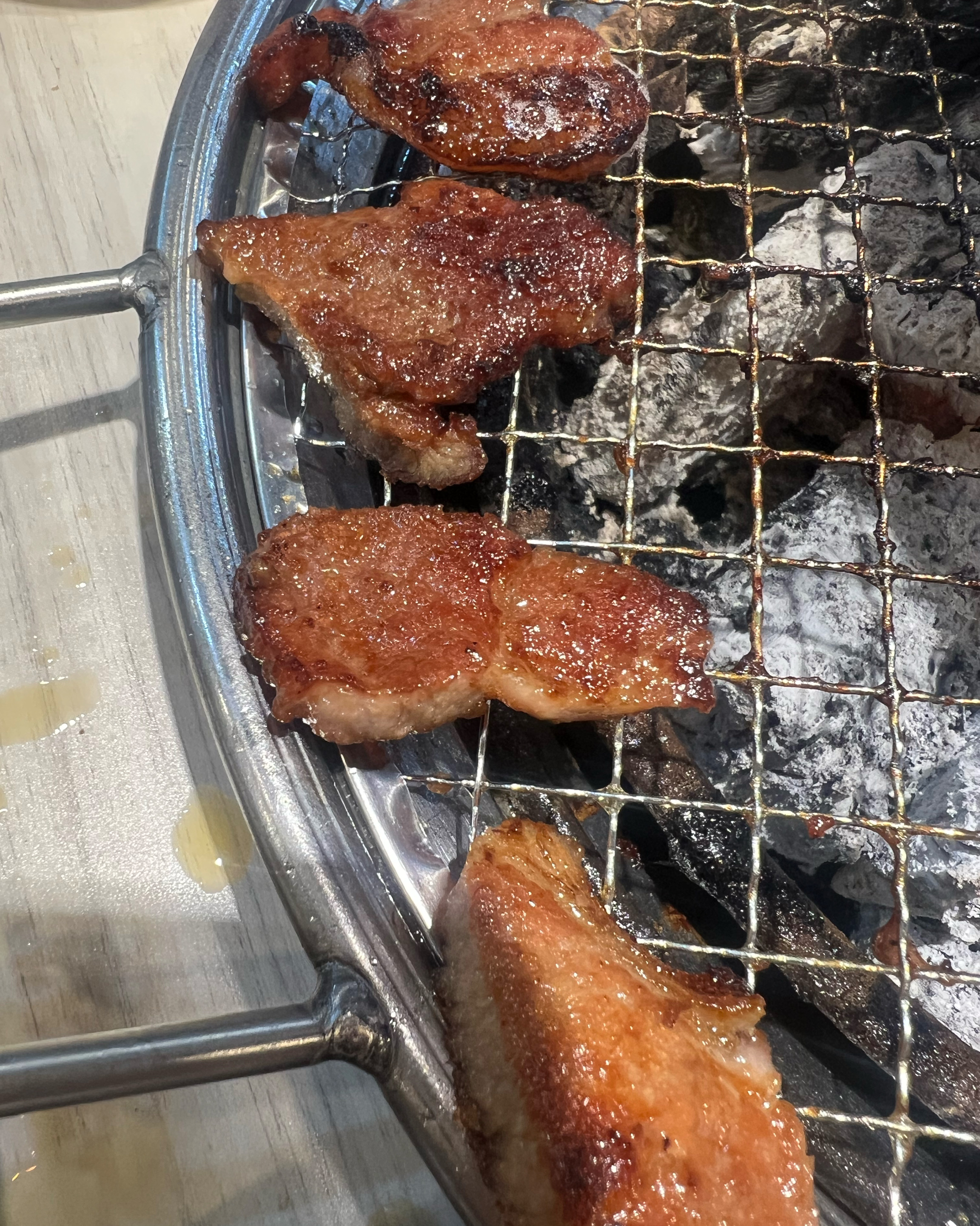 고기가 맛있어요. 음식이 바로바로 리필이 되어요. 주차장이 넒어서 편한 점도 묵동점의 메리