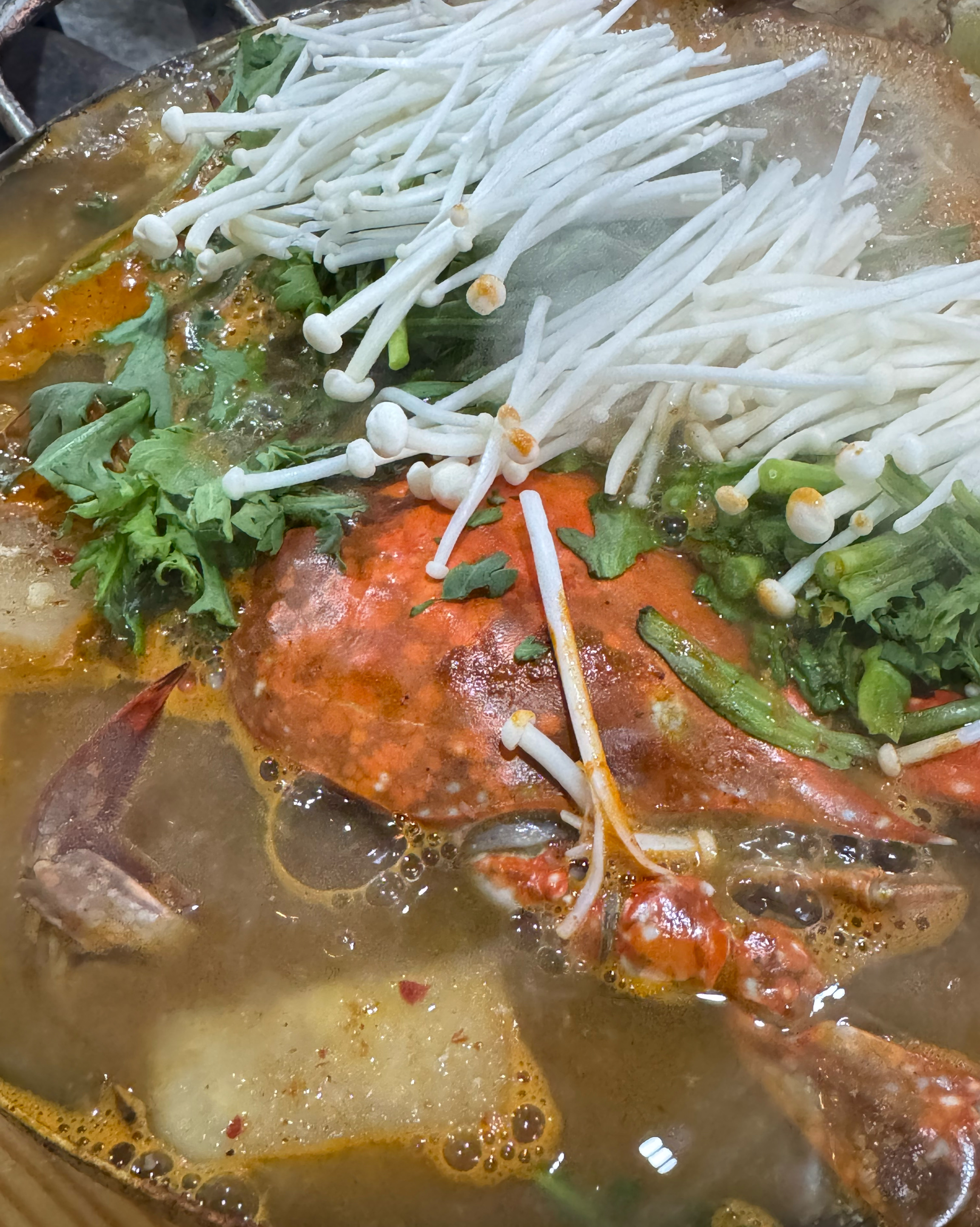 제철 메뉴 꽃게탕으로 주문했어요. 국물이 구수하고 맛있습니다. 간이 전체적으로 강한편이니