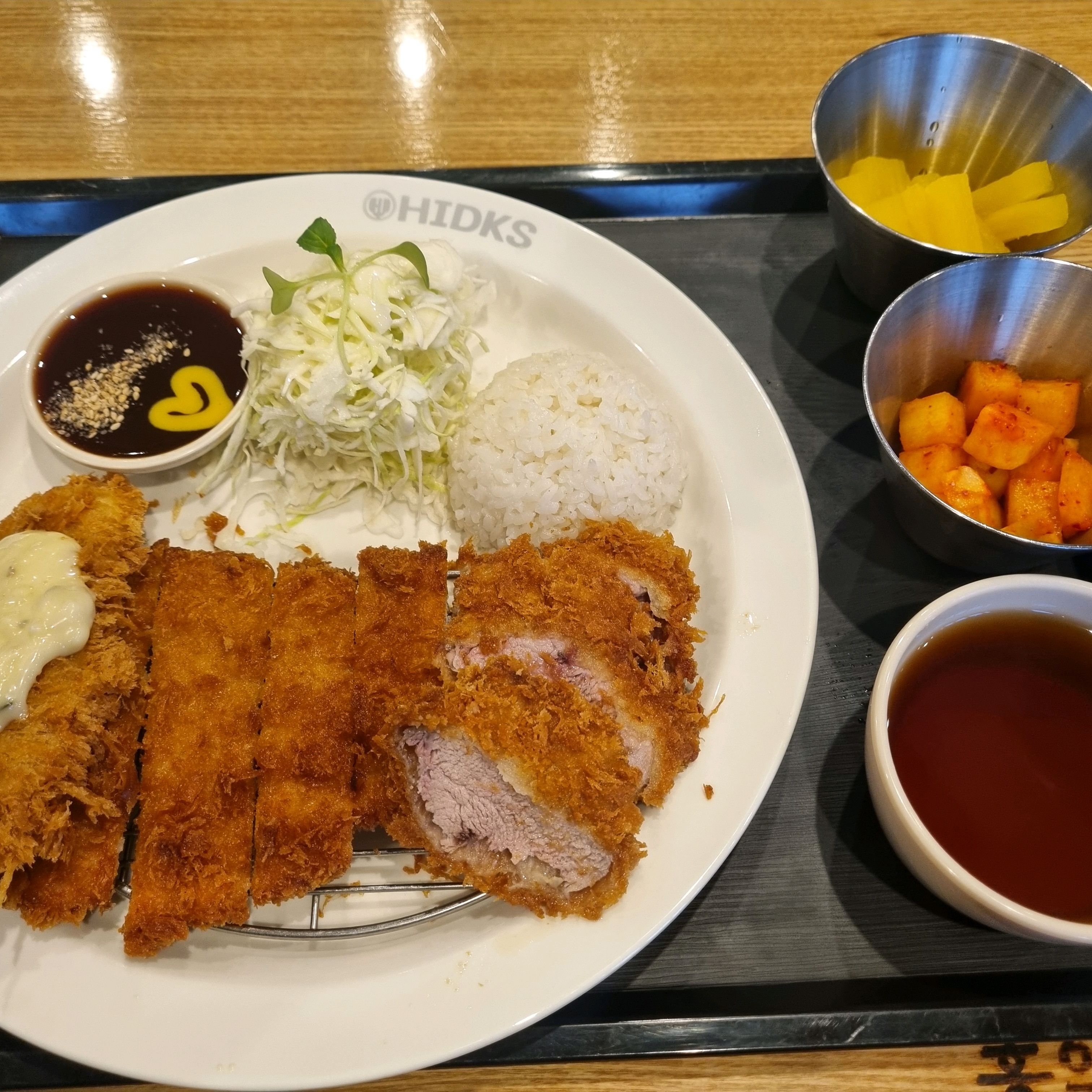 홍익돈까스 처음 먹어봤는데 체인점이라 큰기대는 안했는데 생각보다 맛있어요^^돈까스도 겉은
