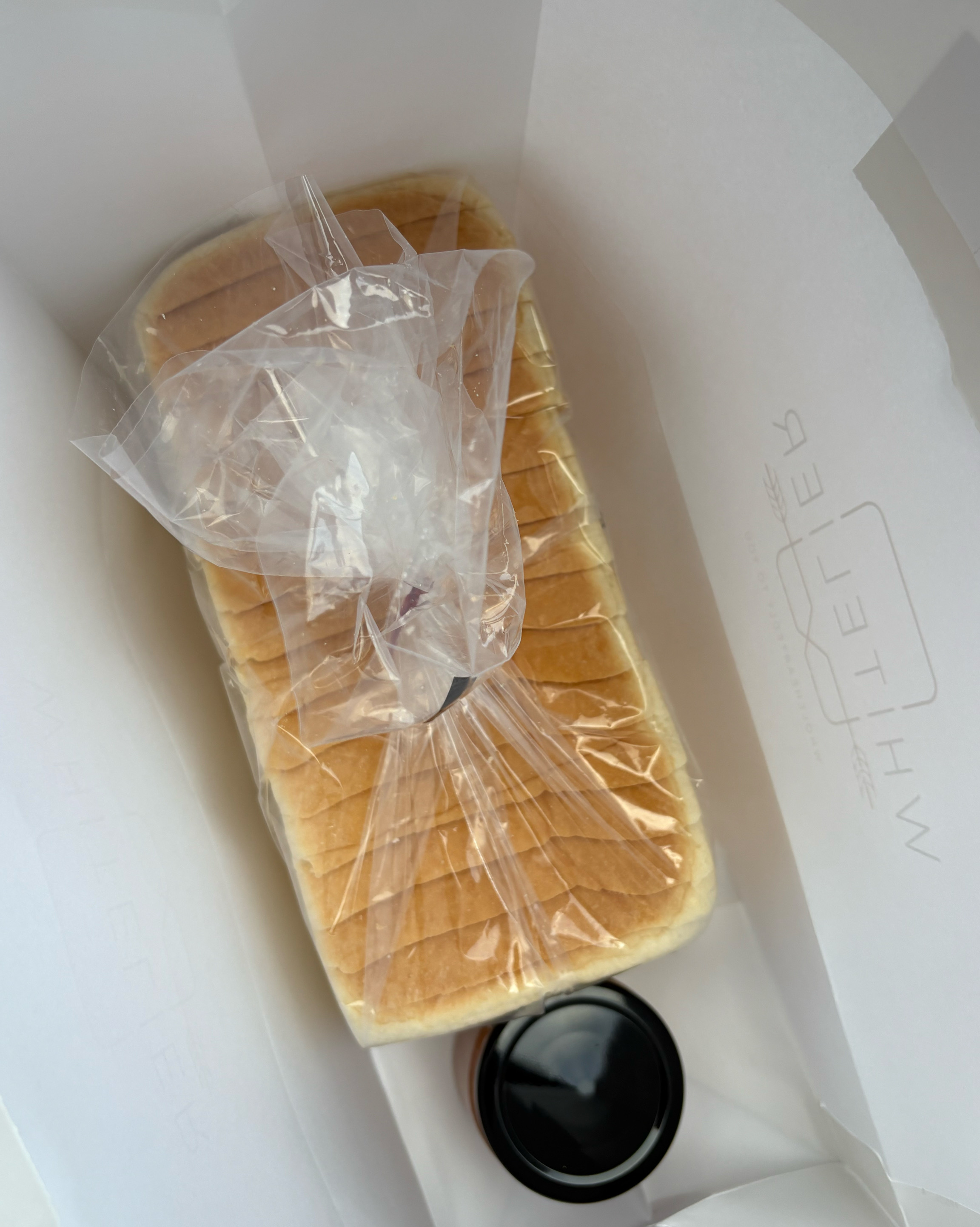 버터향도 넘 맛있게 잘 나고 빵도 쫀득쫀득 더 맛있어요,,, 식빵 치고 가격은 비싸지만 그