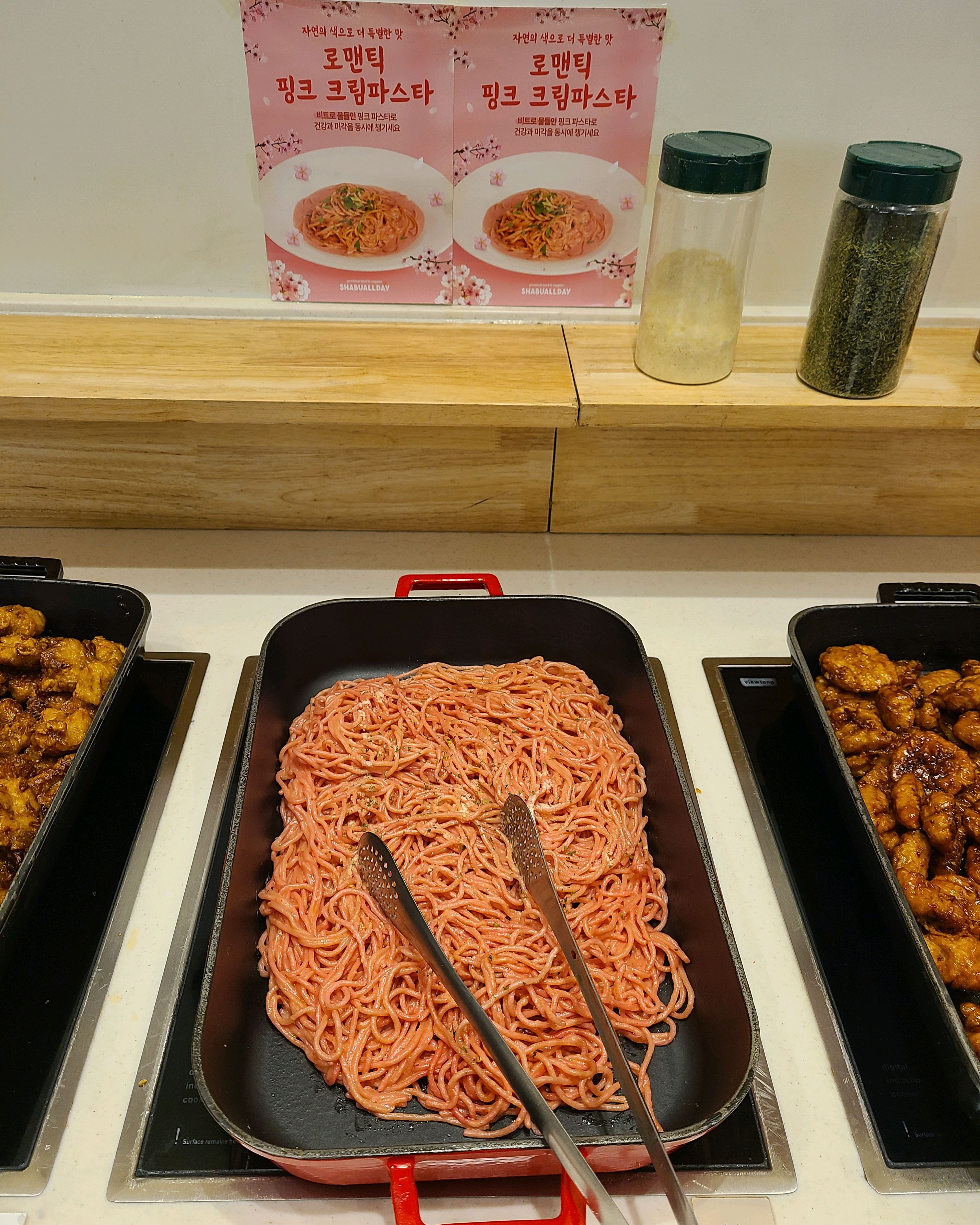 진해 군항제 시즌이라 벚꽃 메뉴도 있고 너무 좋았어요. 자주 방문하는 곳인데 늘 맛있고 친