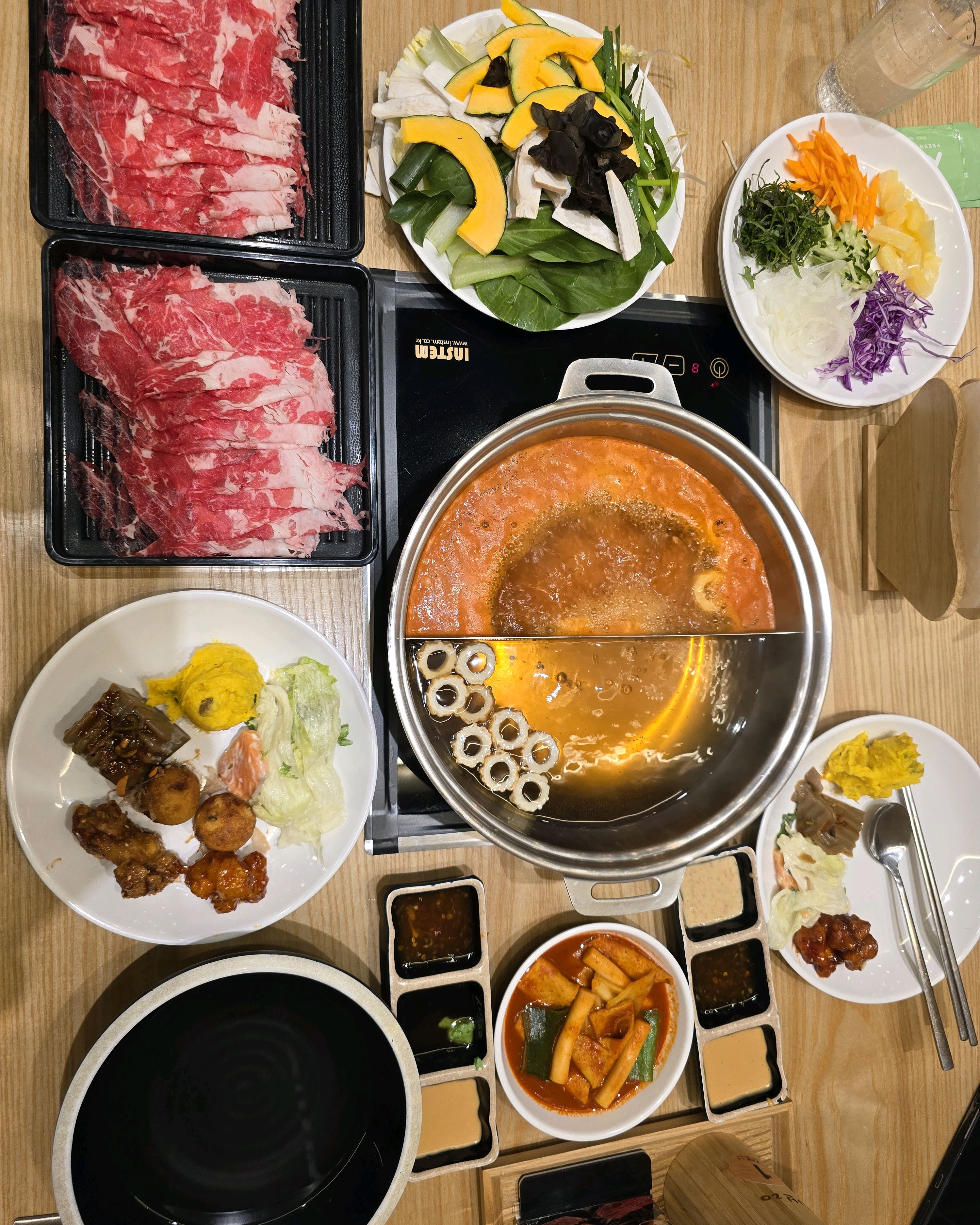 구미 형곡동에 위치한 샤브20은 고기도 무한으로 드실 수 있고, 샐러드바에는 다양한 음식이