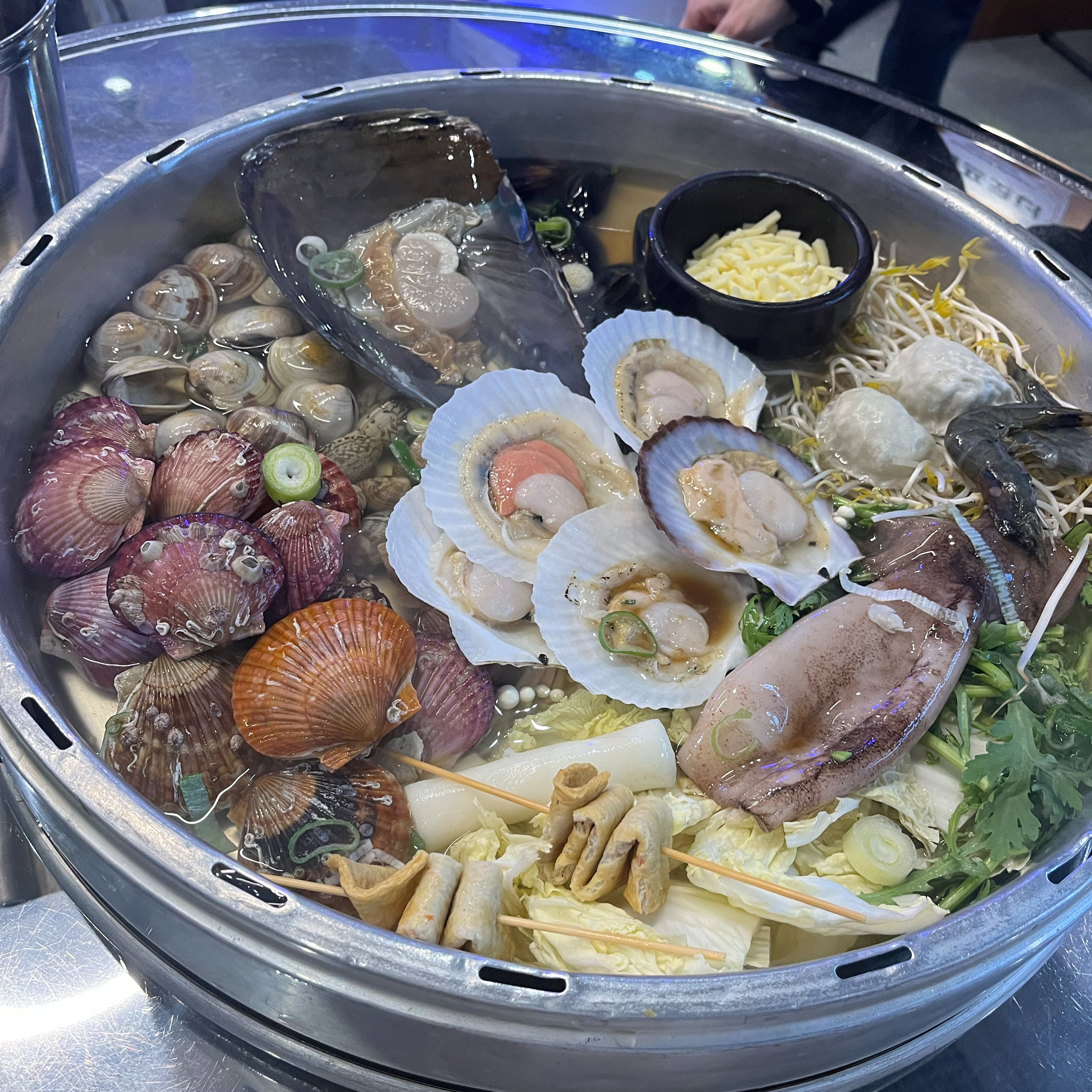 조개전골 먹으러 갯벌의 조개 방문했어요ㅎㅎ 원래 해산물 러버라서 조개도 좋아하는에 이런 대