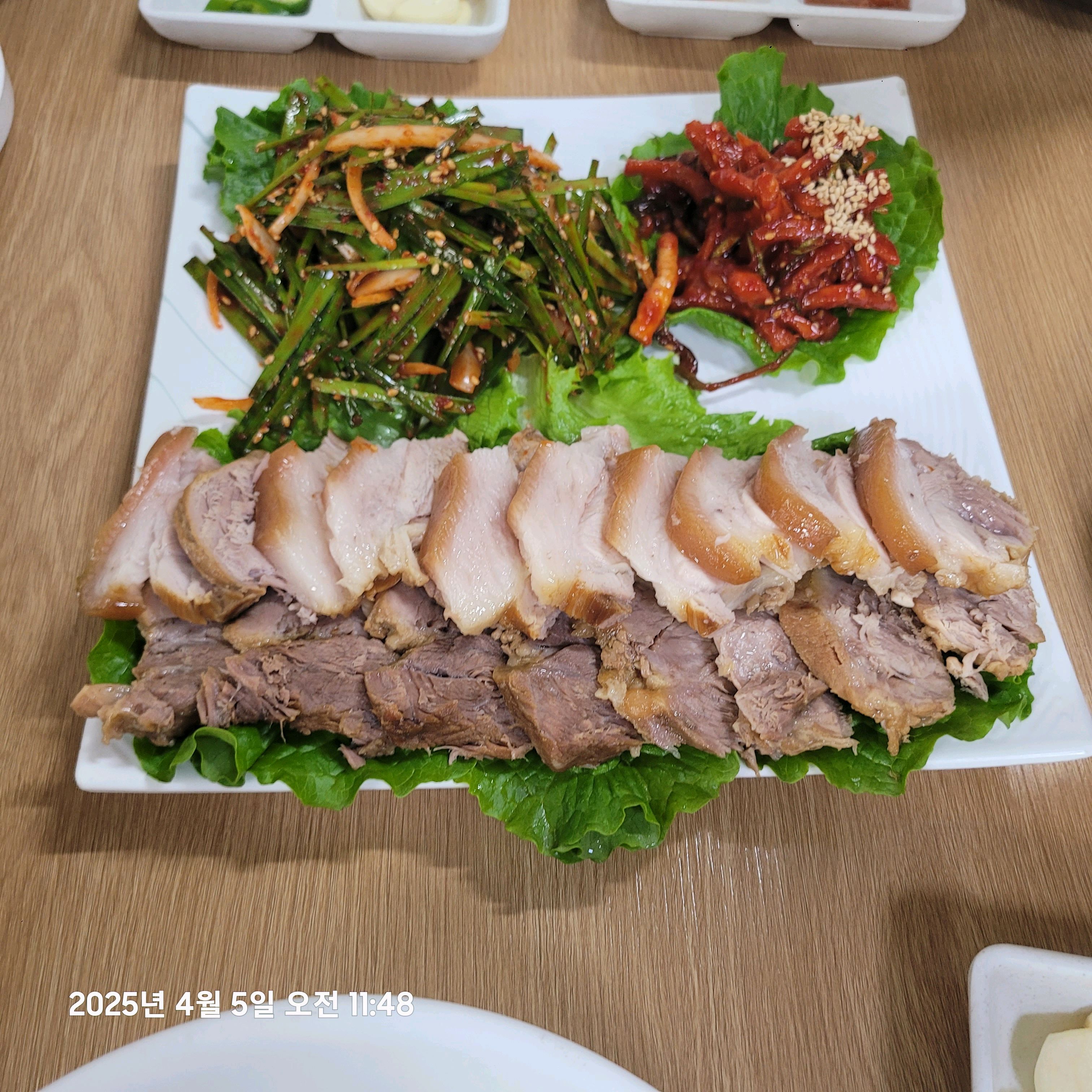 칼국수 먹는데 해변에서 수영하는 느낌이였어요 모래가 너무 많아요. 손목이 안좋으신지 해감이