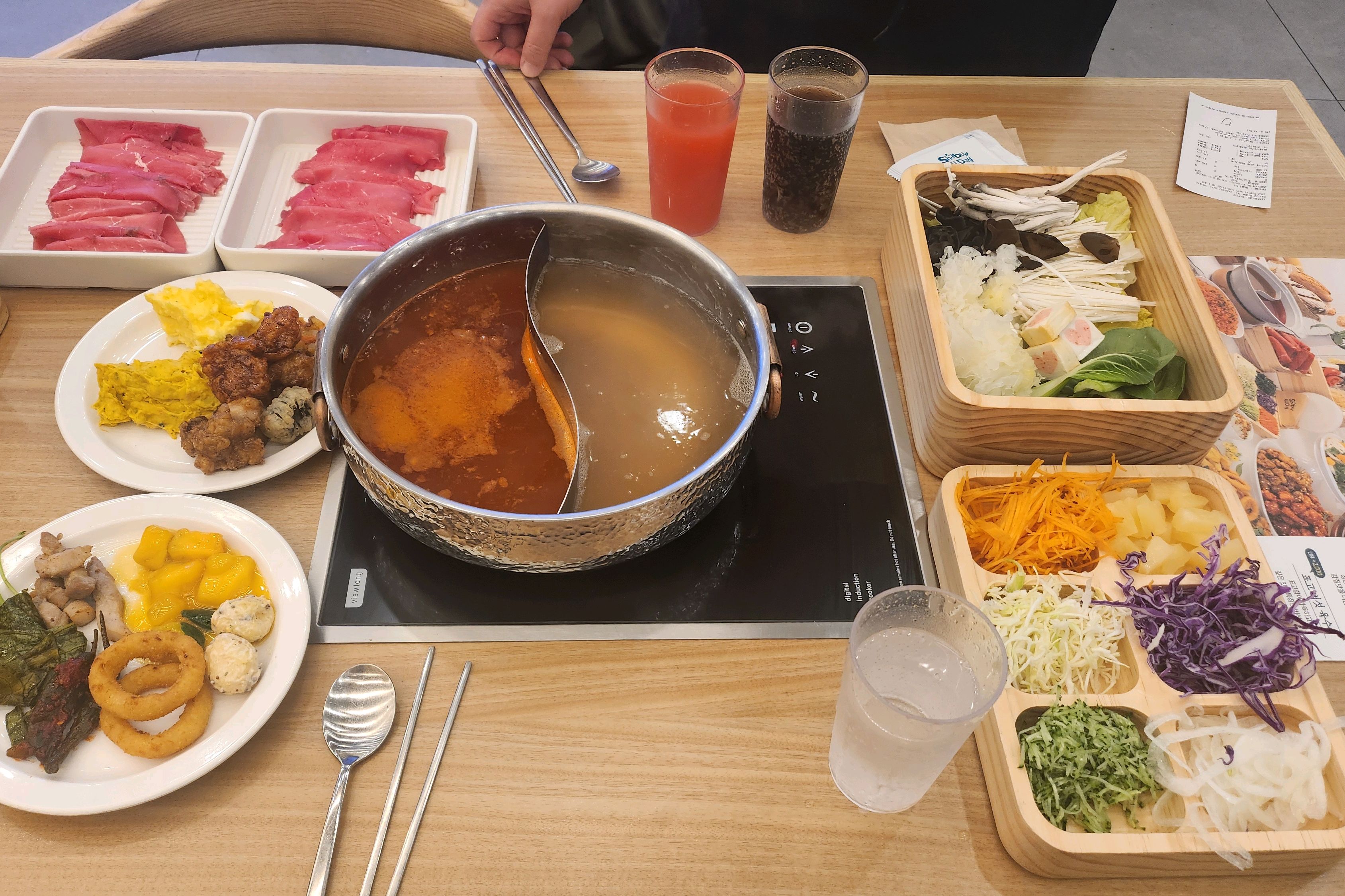 오^^처음 방문했는데 실내 분위기는 깔끔하고 재료가 신선하니 너무 좋아요 😍 - 양산 맛집 샤브올데이 양산점