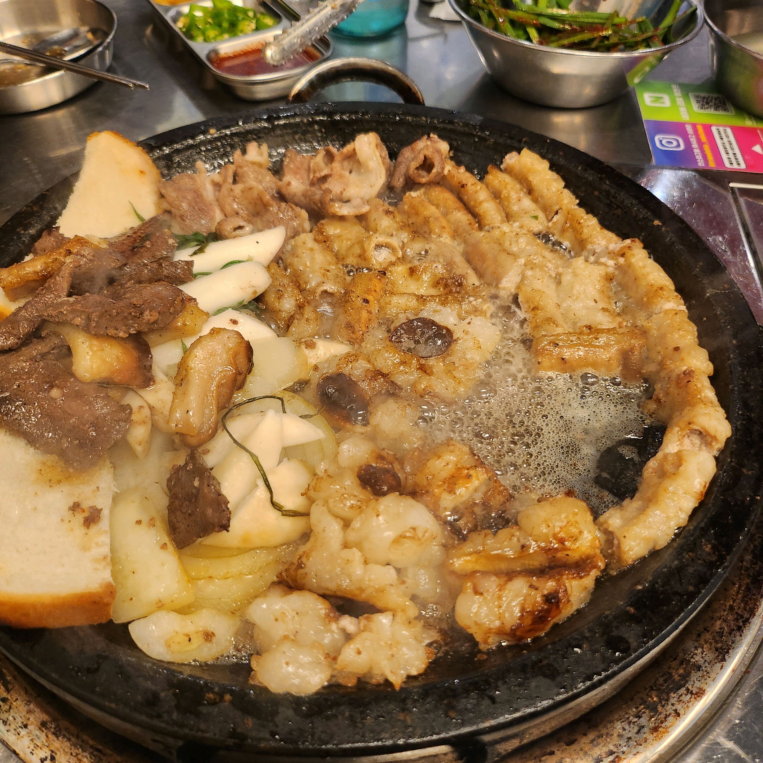 초벌되서 나오고 구워주세요! 지인들과 자주오는 곳이에요 맛있어요! - 불당동 맛집 우정한우곱창