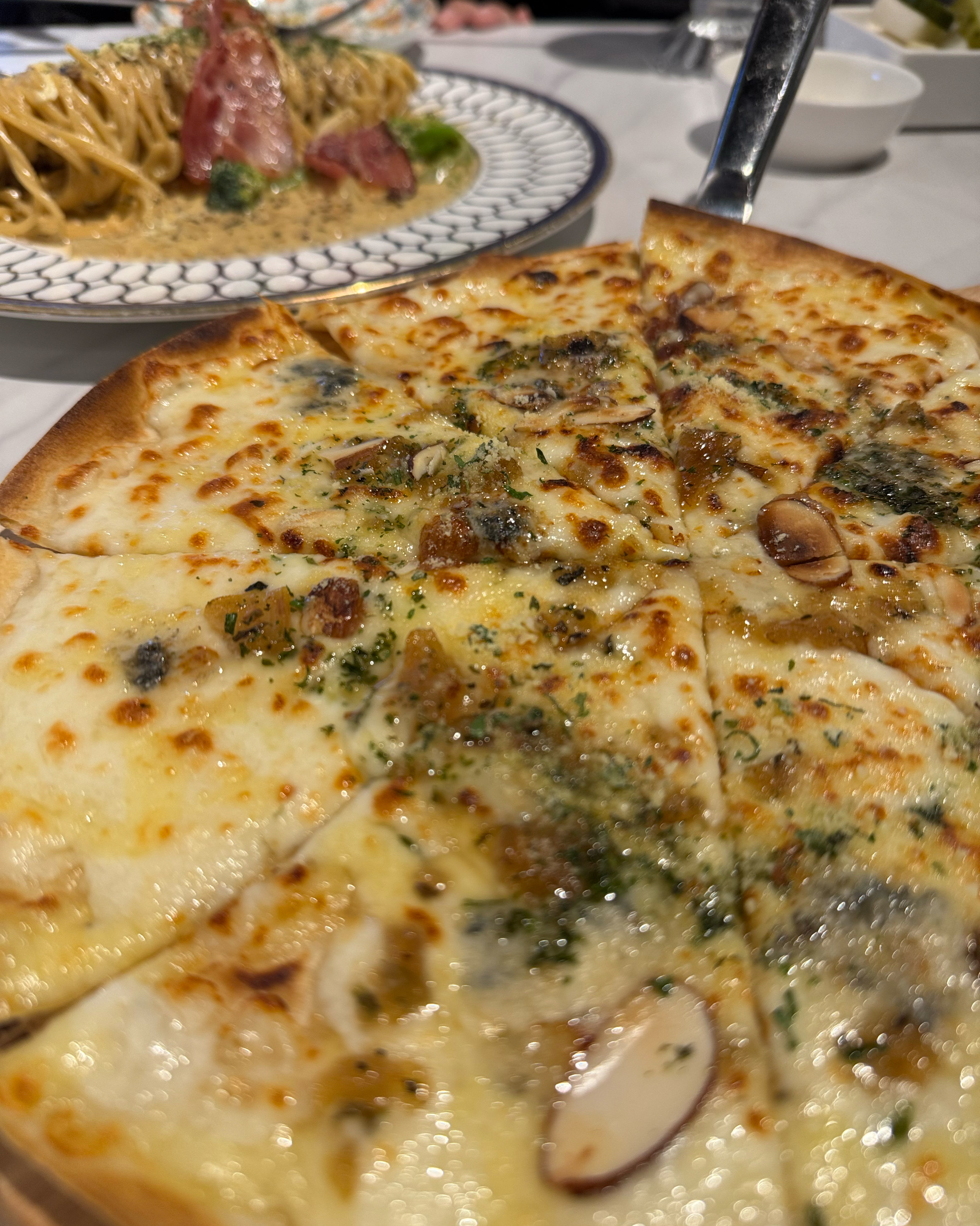 가족과 함께 푸짐하고 맛있게 먹었어요! 갈비와 파스타. 피자가 다 나오니까 취향대로 다양하