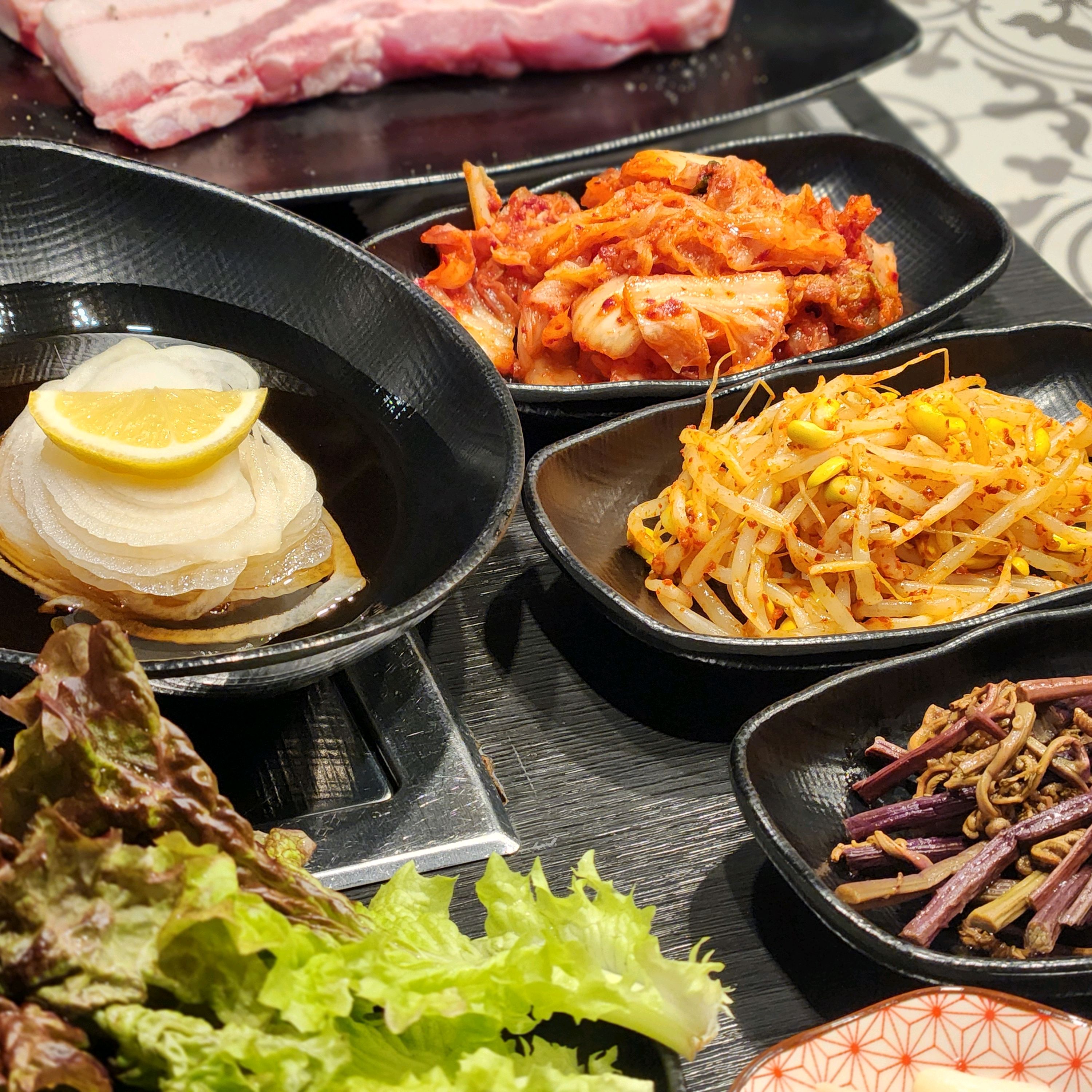 강릉 여행왔는데, 고기가 너무 먹고싶어서 방문했습니다 :) 매장이 아주 넓고 깨끗하여 단체
