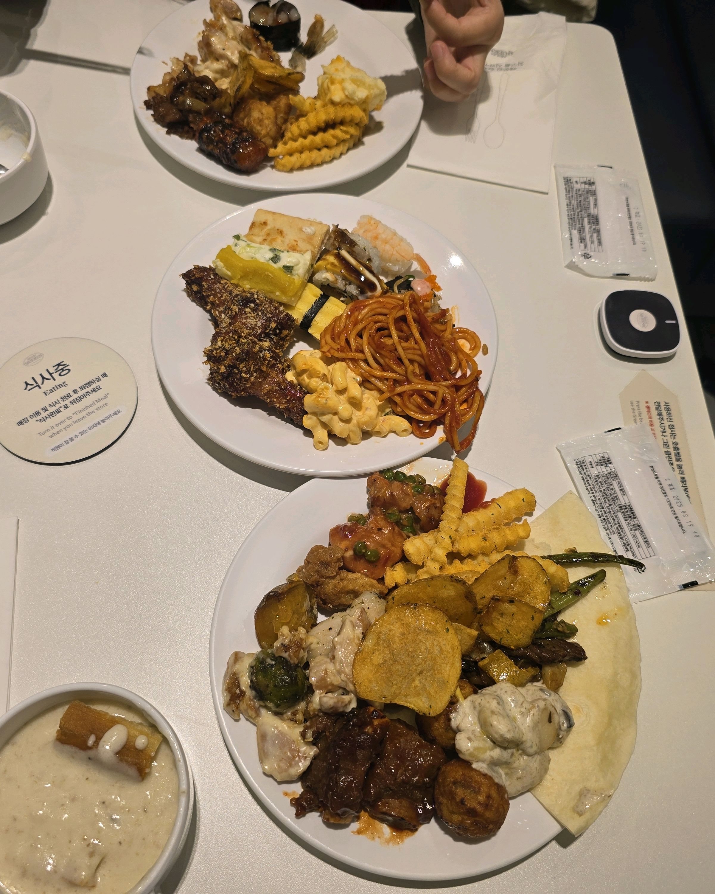 가격도 적당하고 맛있는 메뉴도 많아서 마음에 들었어요 😃 디저트도 맛나고 접시 치울때 로봇