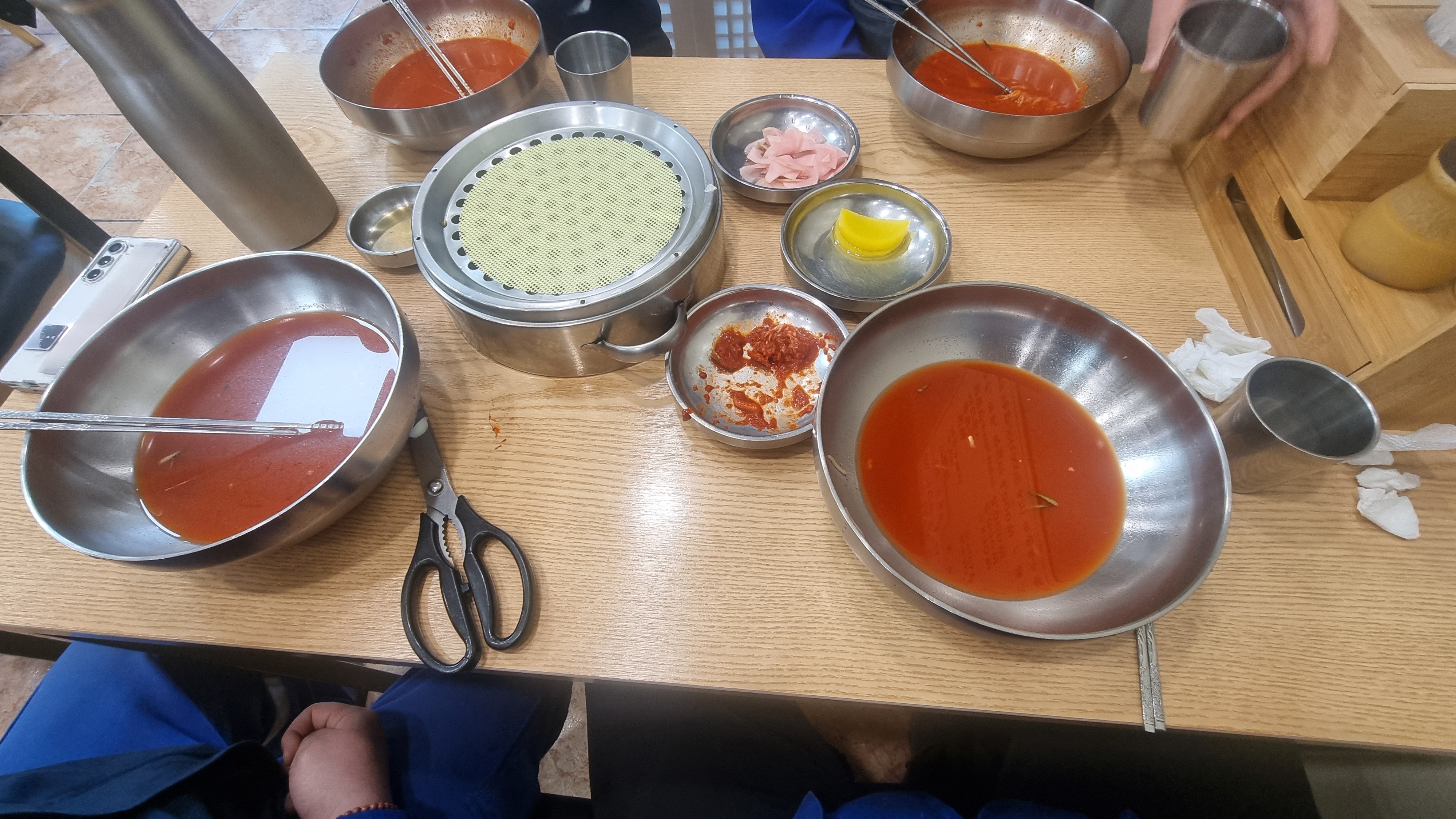 여러 가지 메뉴가 함께 나온 상차림