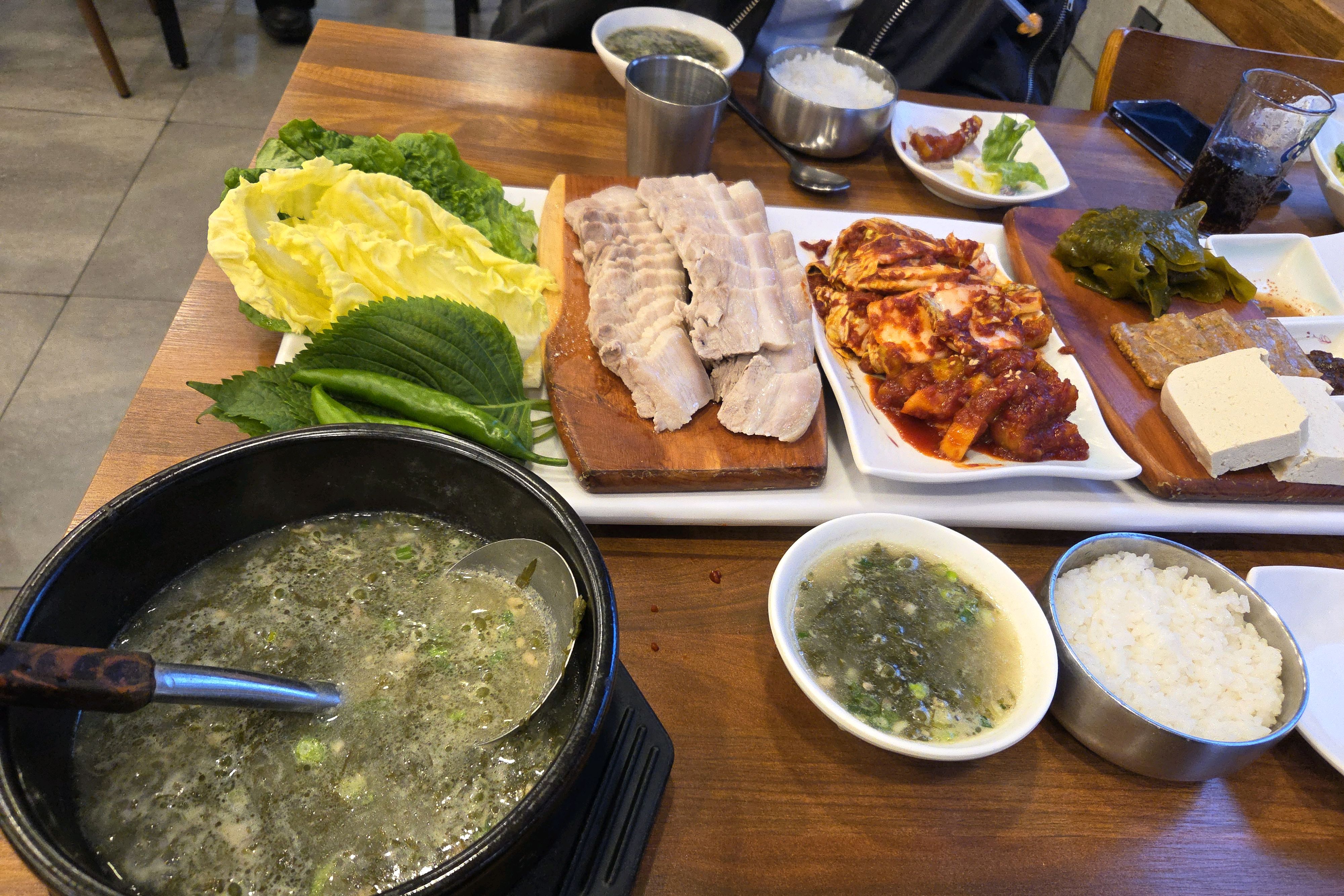 돔베고기 충격적으로 맛있었어요 ㅋㅋ 육지 보쌈 이제 어떻게 먹나 싶을정도로여ㅠㅜ 구성도 너