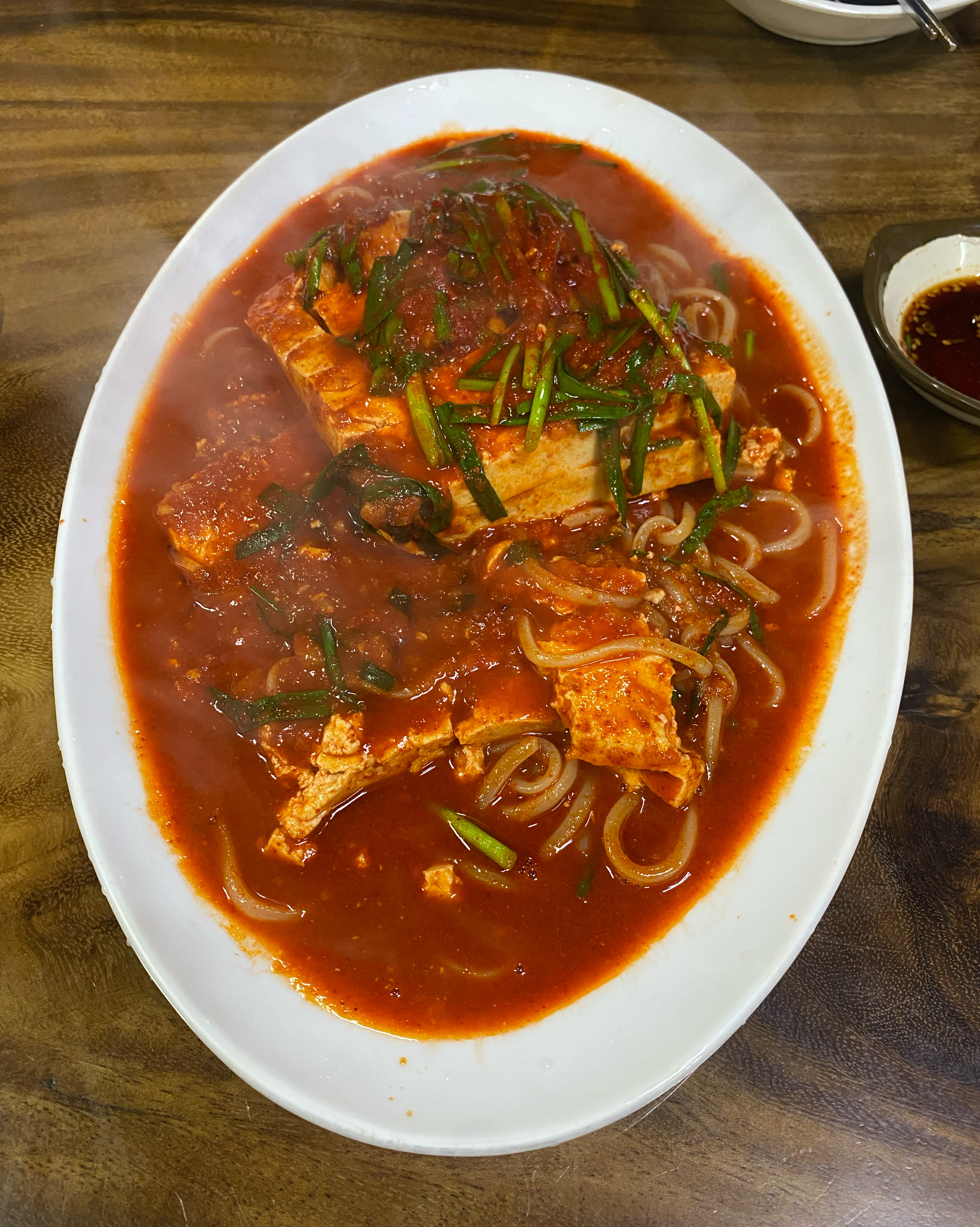 식당 내부 공기가 매우 안 좋다. 직원과 손님 모두의 건강에 치명적인 환경이다. 환기 시스
