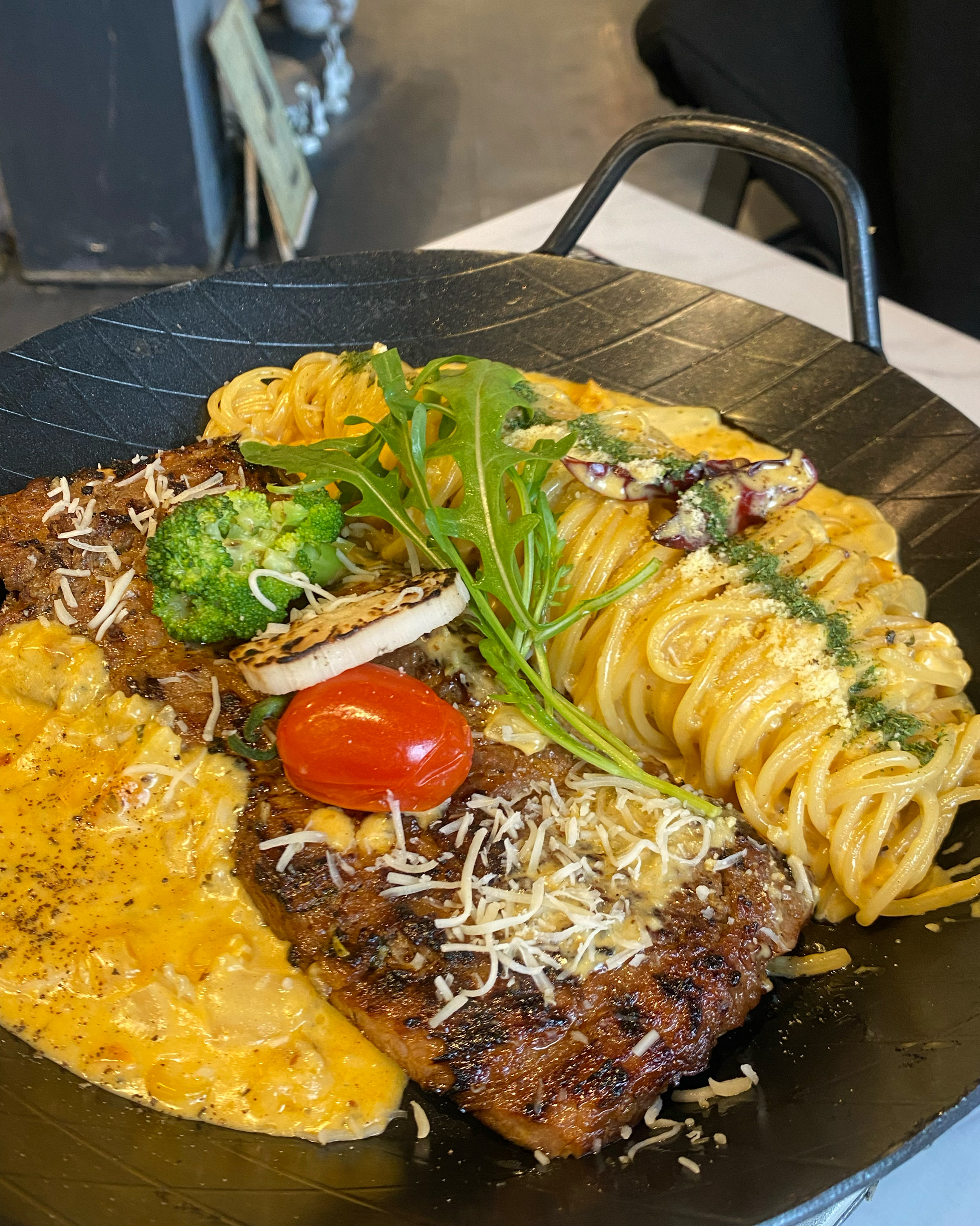 갈비파스타라는 메뉴가 신기해서 방문했었는데 너무너무 맛있었어요!! 남자친구랑 갈비파스타+봉