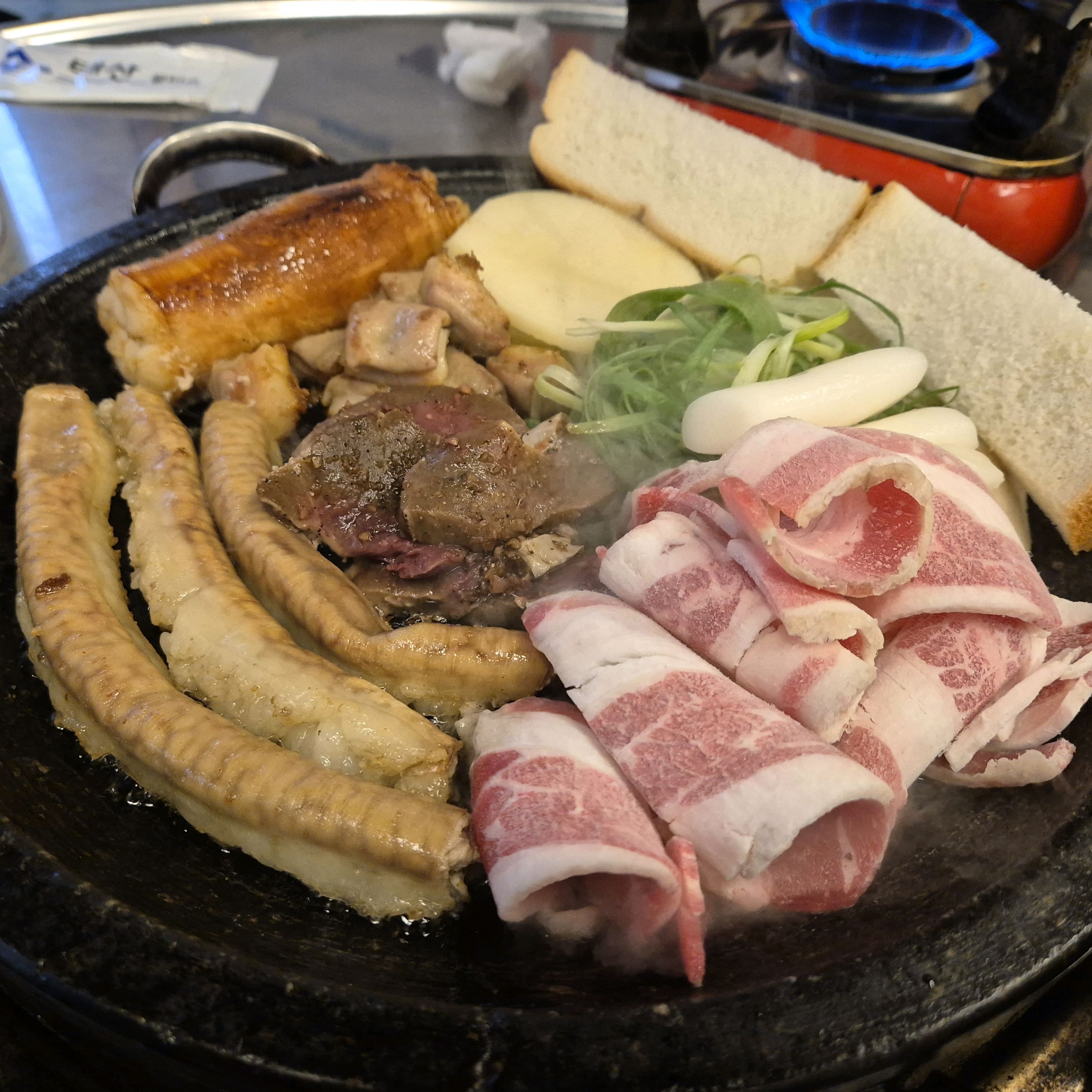 곱창 올만에 조지는데 ㅈㄴ 맛있음 소주 못마셔서 아쉬운 상황인데도 ㅁㅊ 모둠이 ㅈㄴ 쑥쑥들