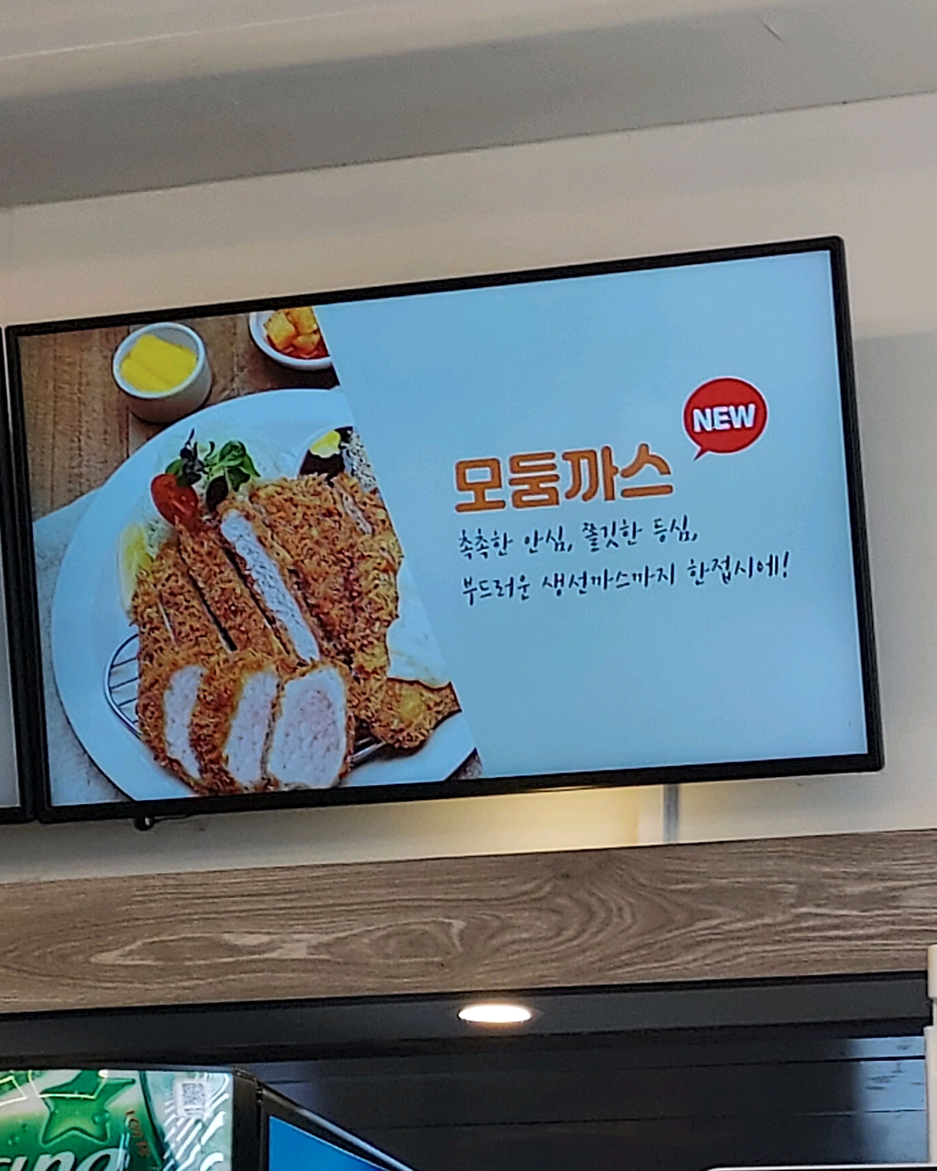 아내와 처음으로 홍익돈까스 먹으러 왔는데, 맛이 괜찮았어요. 특히 소스가 맛있더라고요.