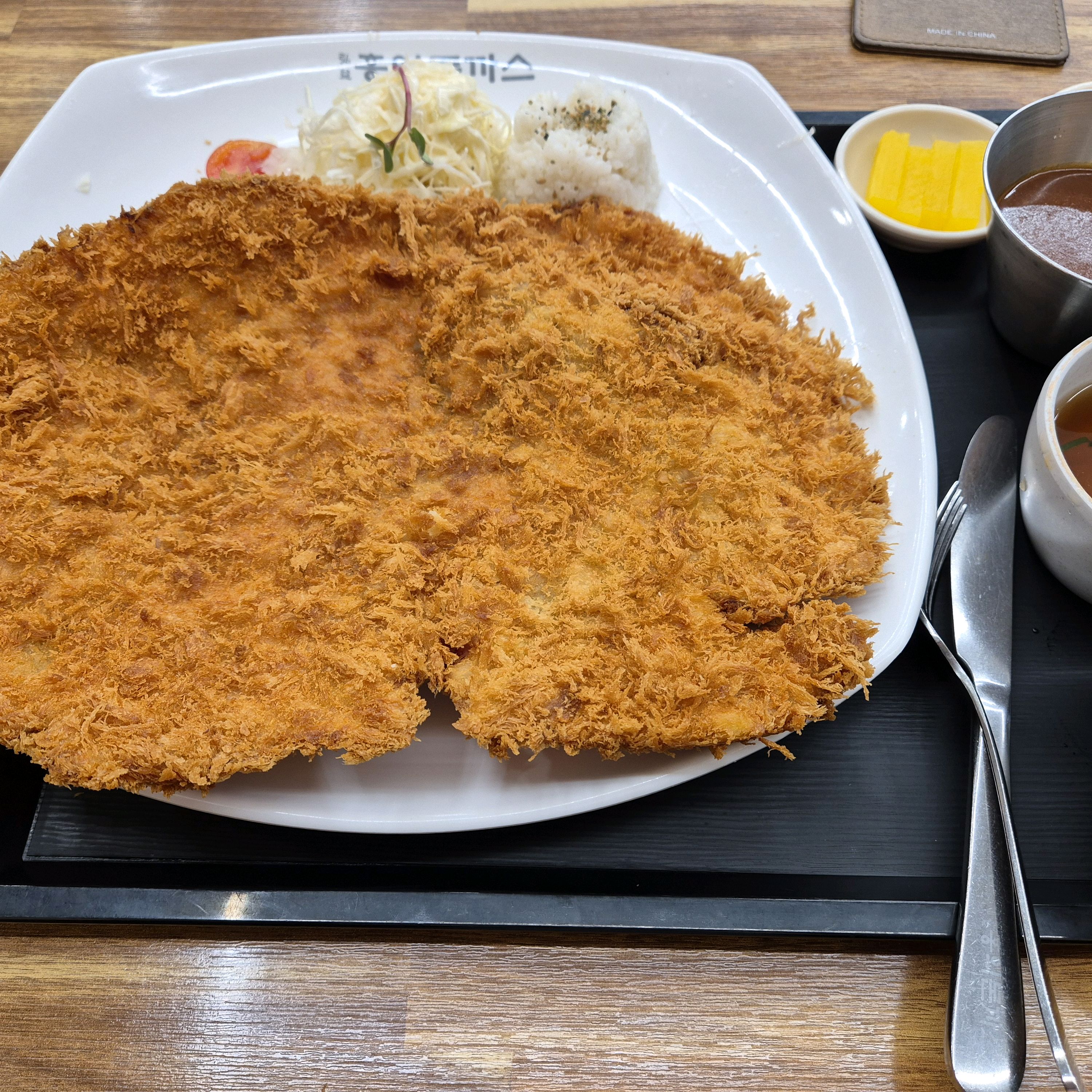 양이 많아서 반정도 먹고 포장해왔네요. 맛도 먹을만 합니다. - 화성 봉담 맛집 홍익돈까스 봉담점