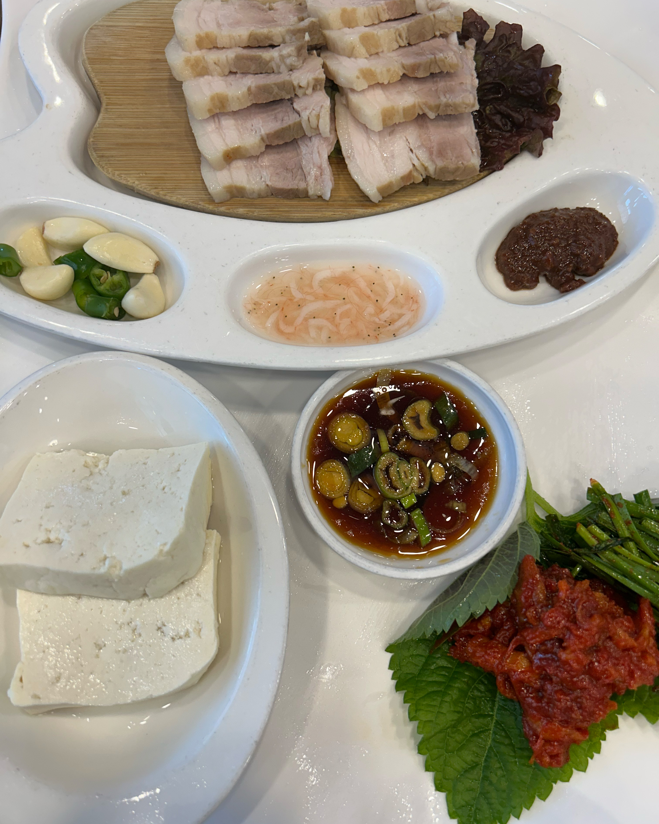 두부삼합이 맛있어요~ 반찬도 깔끔하고 입맛도는 감칠맛이 있어 맛나게 한끼 식사 든든하게 잘