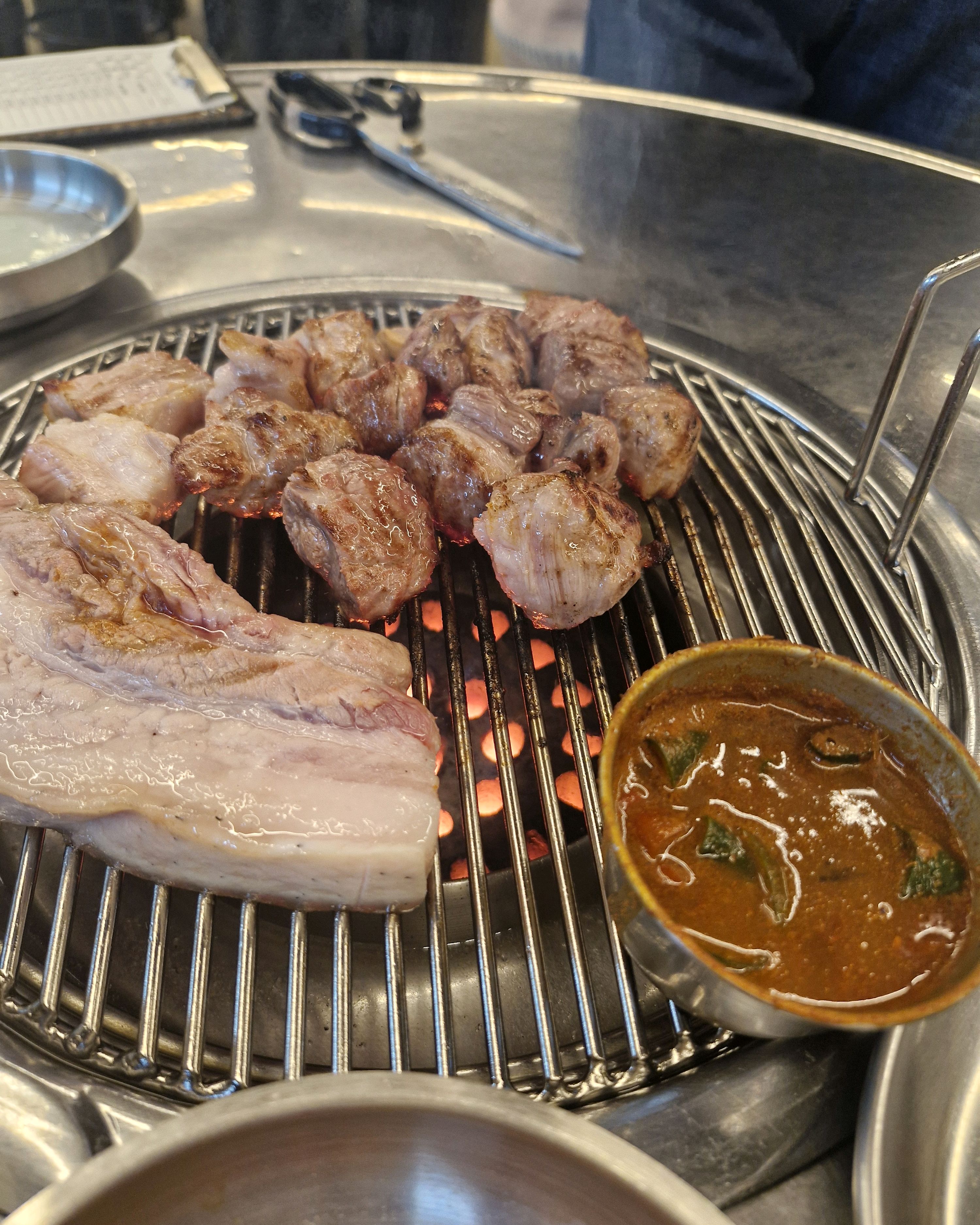 남편이랑 불금이라 저녁 먹으러 다녀왔어요. - 천호동 맛집 돈사돈 강동직영점