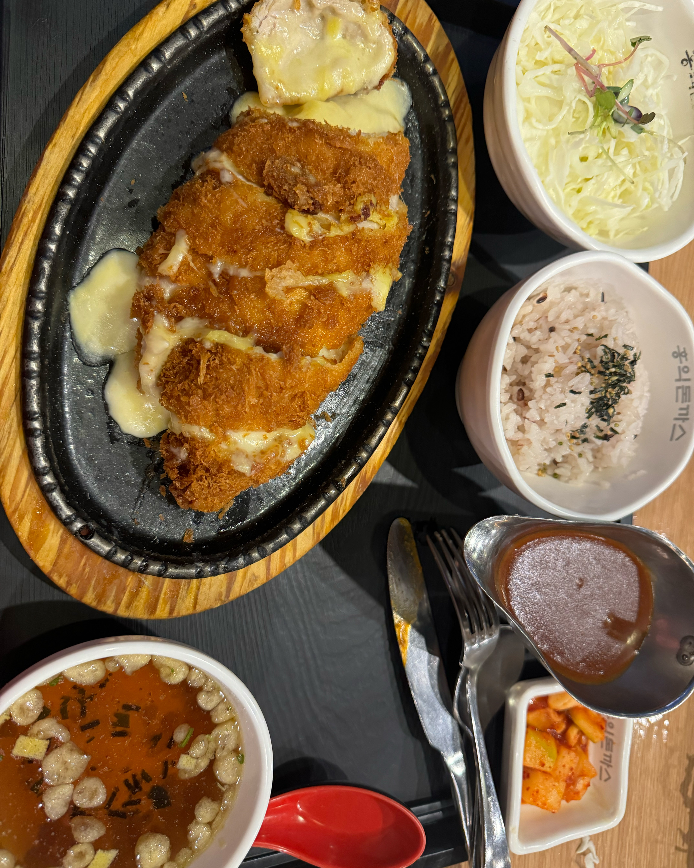 고구마치즈롤까스 먹었는데 넘 맛있게 잘 먹었습니다 다음에도 돈까스를 먹는다면 또 방문하고