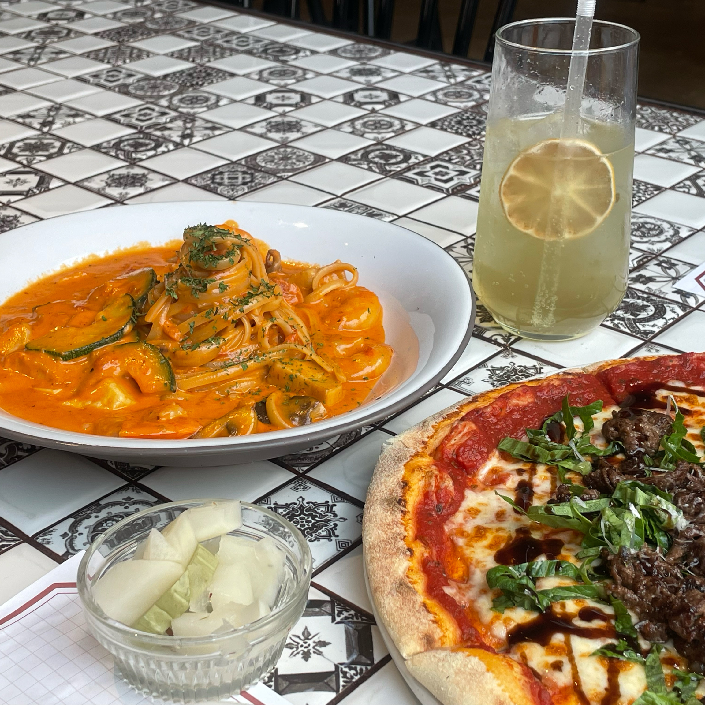화덕피자라서 도우가 쫄깃하면서도 부드러워서 너무 맛있게 먹었어요! 로제파스타에도 새우랑 야