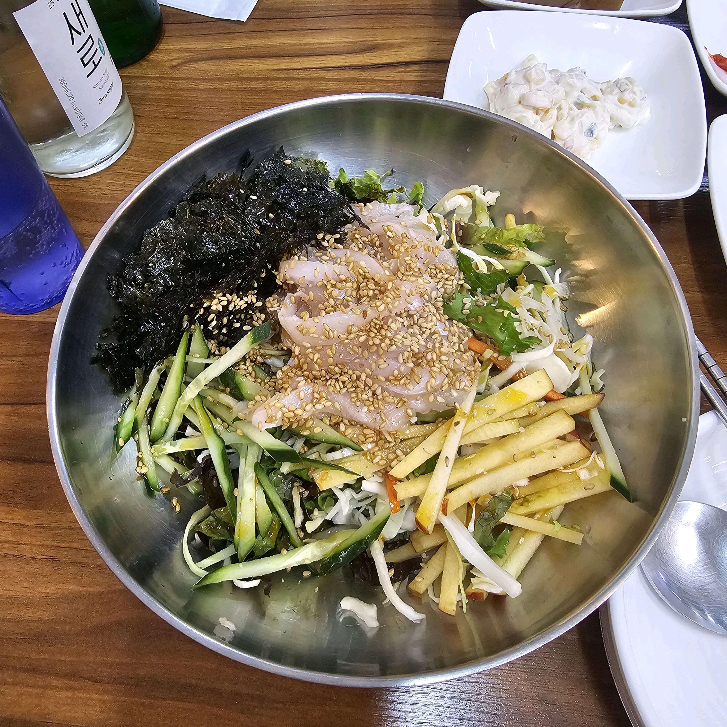 강릉에 늦게 도착해서 식사하기 난감했는데 새벽 4시까지 영업이라 맛있게 식사할 수 있었습니