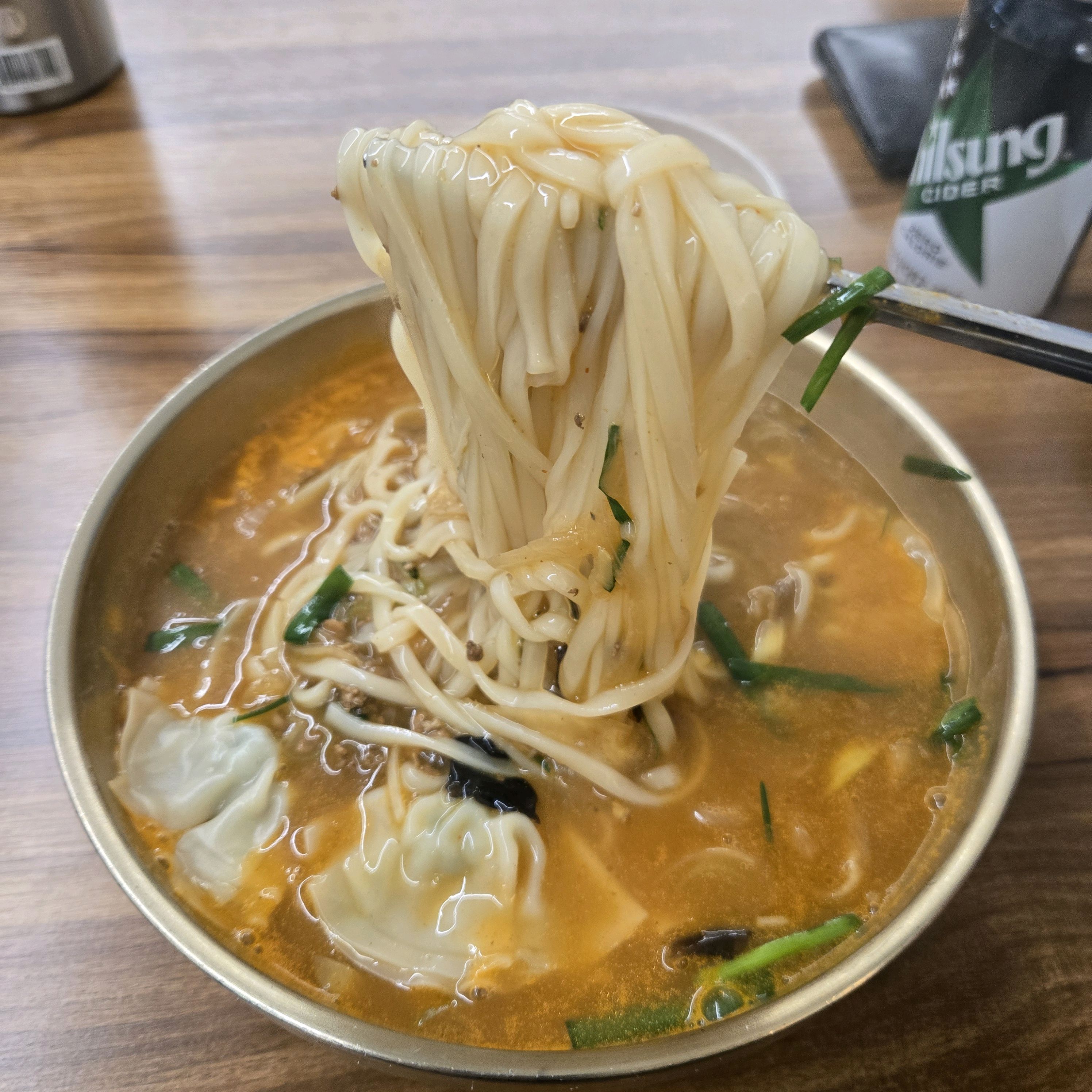 또 방문했네요. 오늘도 여전히 친절하시고 음식도 맛있었습니다!! 자극적이지 않은데도 자꾸