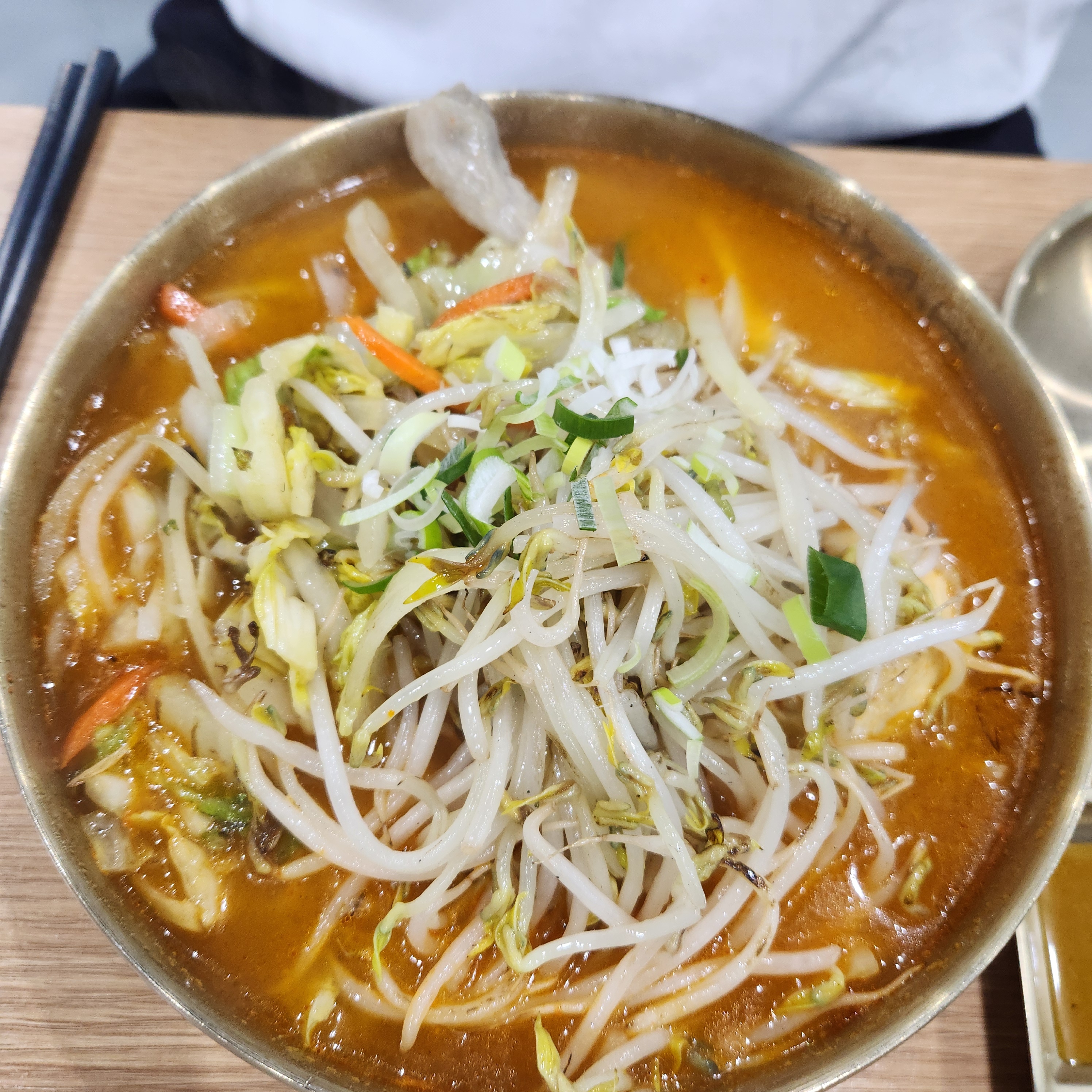 양이 정말 많고 맵닭은 불맛이 나서 정말 맛있었어요!! 닭은 겨자소스에 찍어먹으니 맛있더라