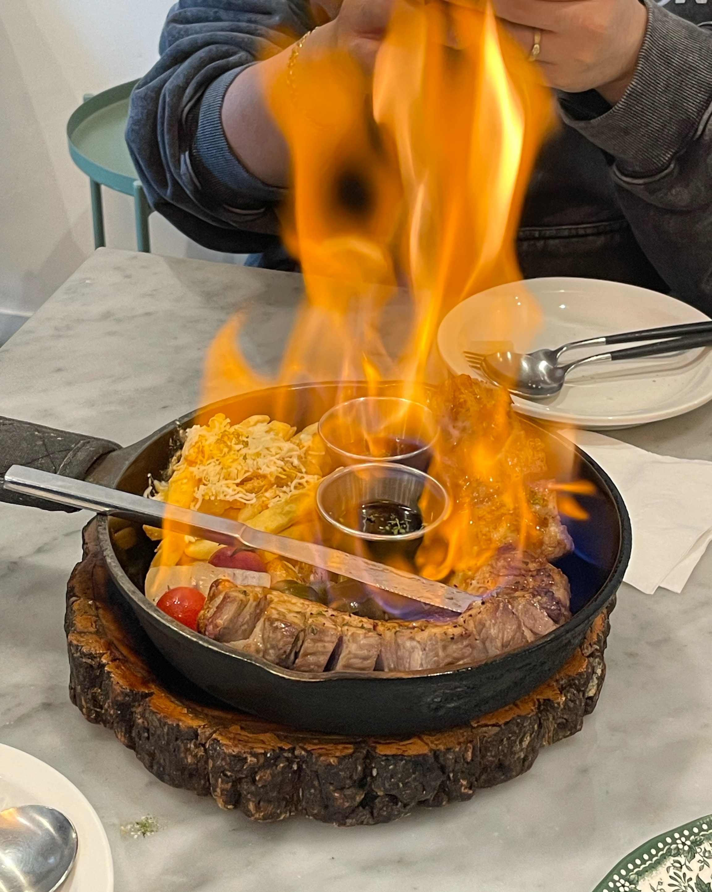 스테이크 시키면 불쇼도 볼수 있구요 고기가 무척 부드럽네요 메뉴가 전부 맛있어요!! 가성비