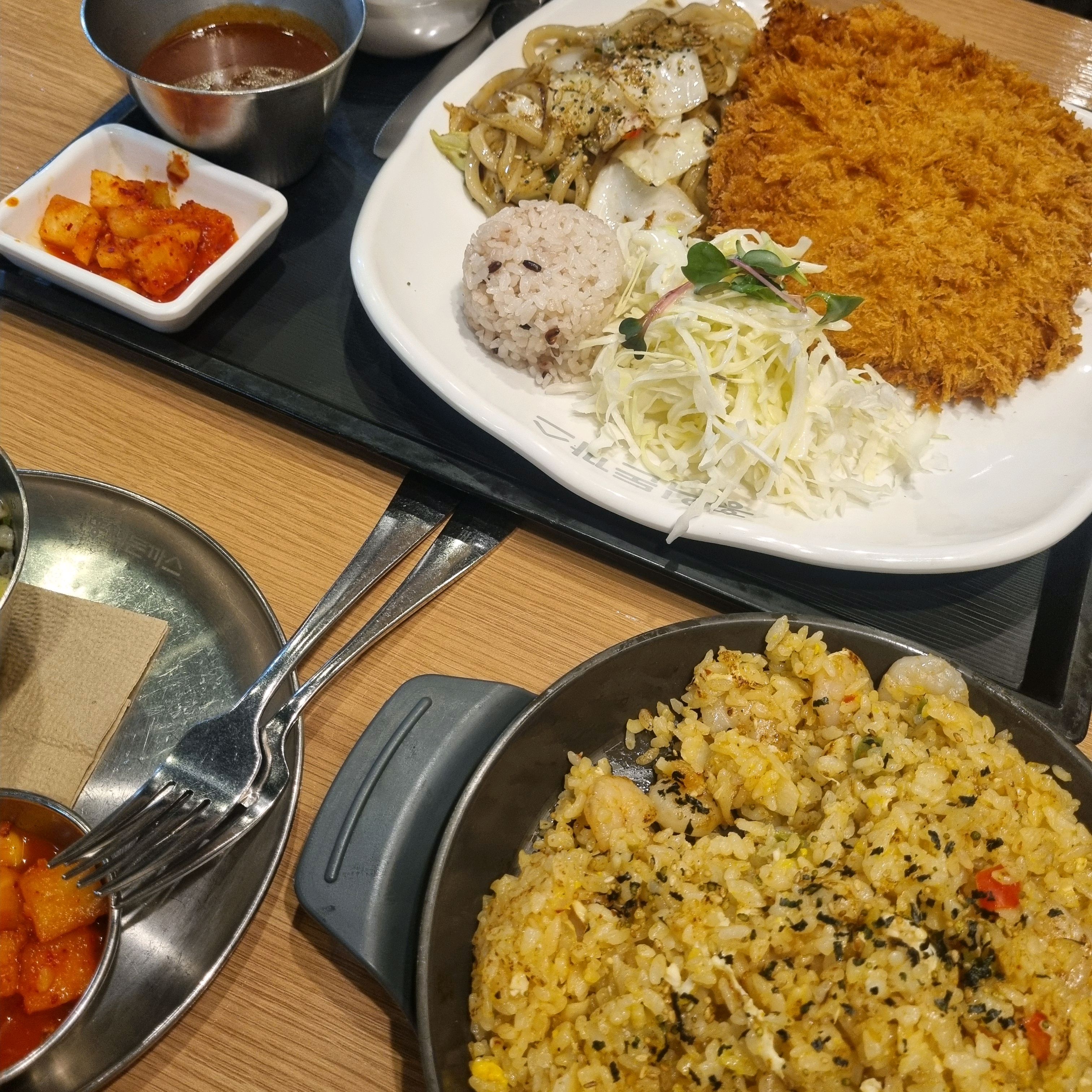 돈까츠도 볶음밥도 맛있고 골고루 먹을 수 있어서 좋았어요. - 인천 송도 맛집 홍익돈까스 송도점
