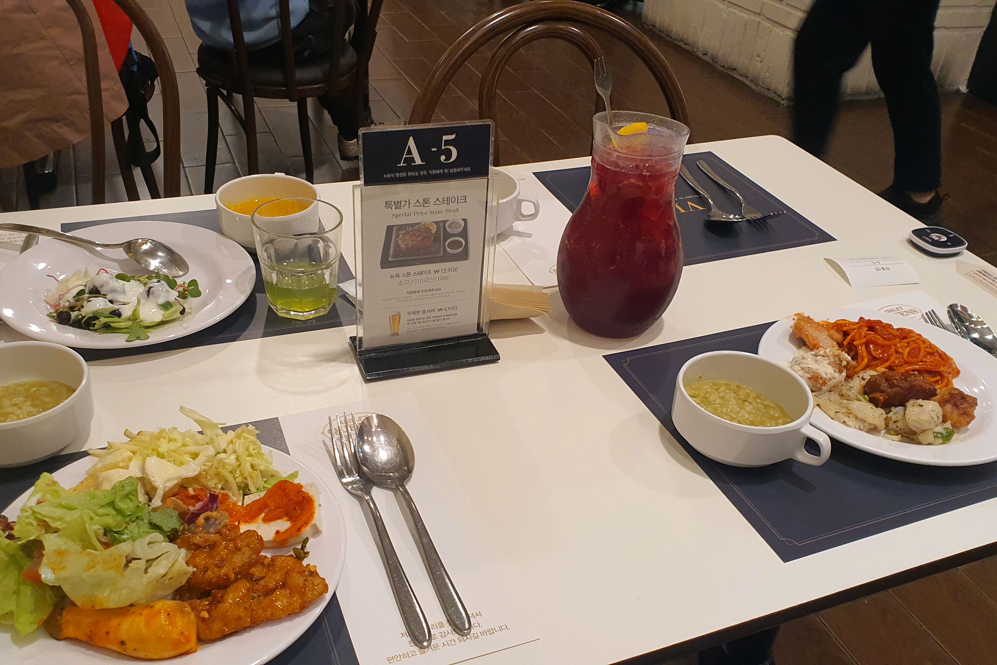 아이들과 3명이서 다니다가 - 부천 뉴코아 맛집 애슐리퀸즈 뉴코아 부천점