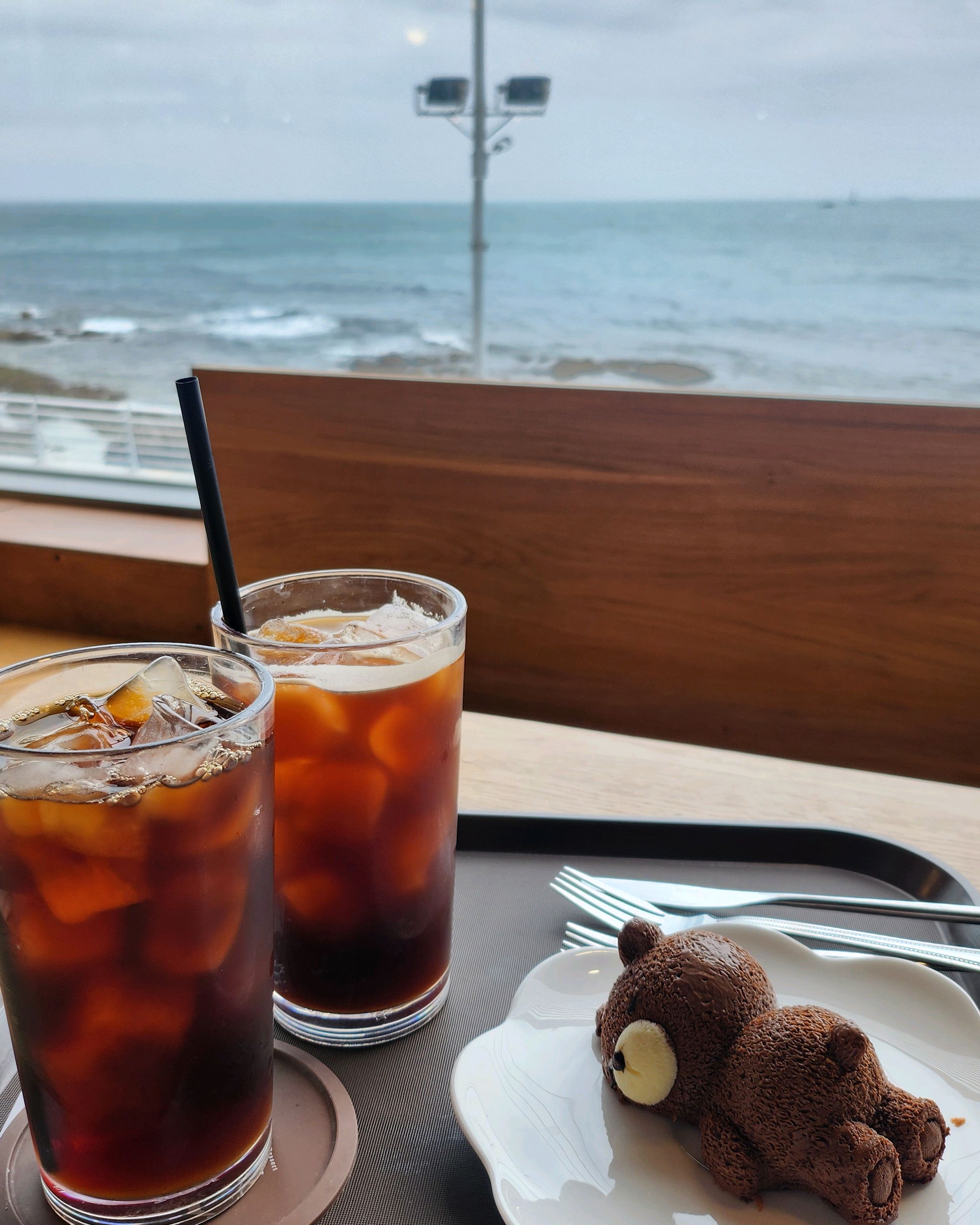 드립커피맛집이라 확실히 아메리카노보다 드립커피가 맛있고, 곰돌이 아이스초코케익 넘 귀엽고