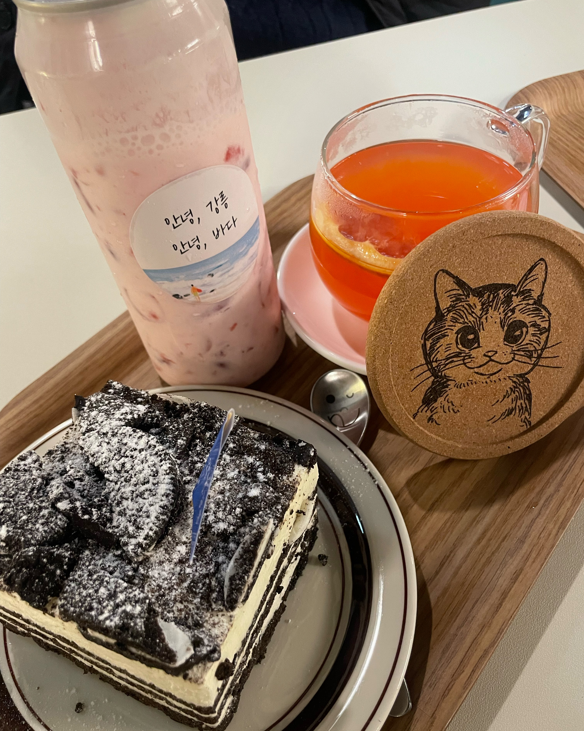 딸기 요거트 스무디가 제가 먹어본 곳 중에 제일 맛있었어요 !! 딸기 메뉴는 다 먹어보고싶
