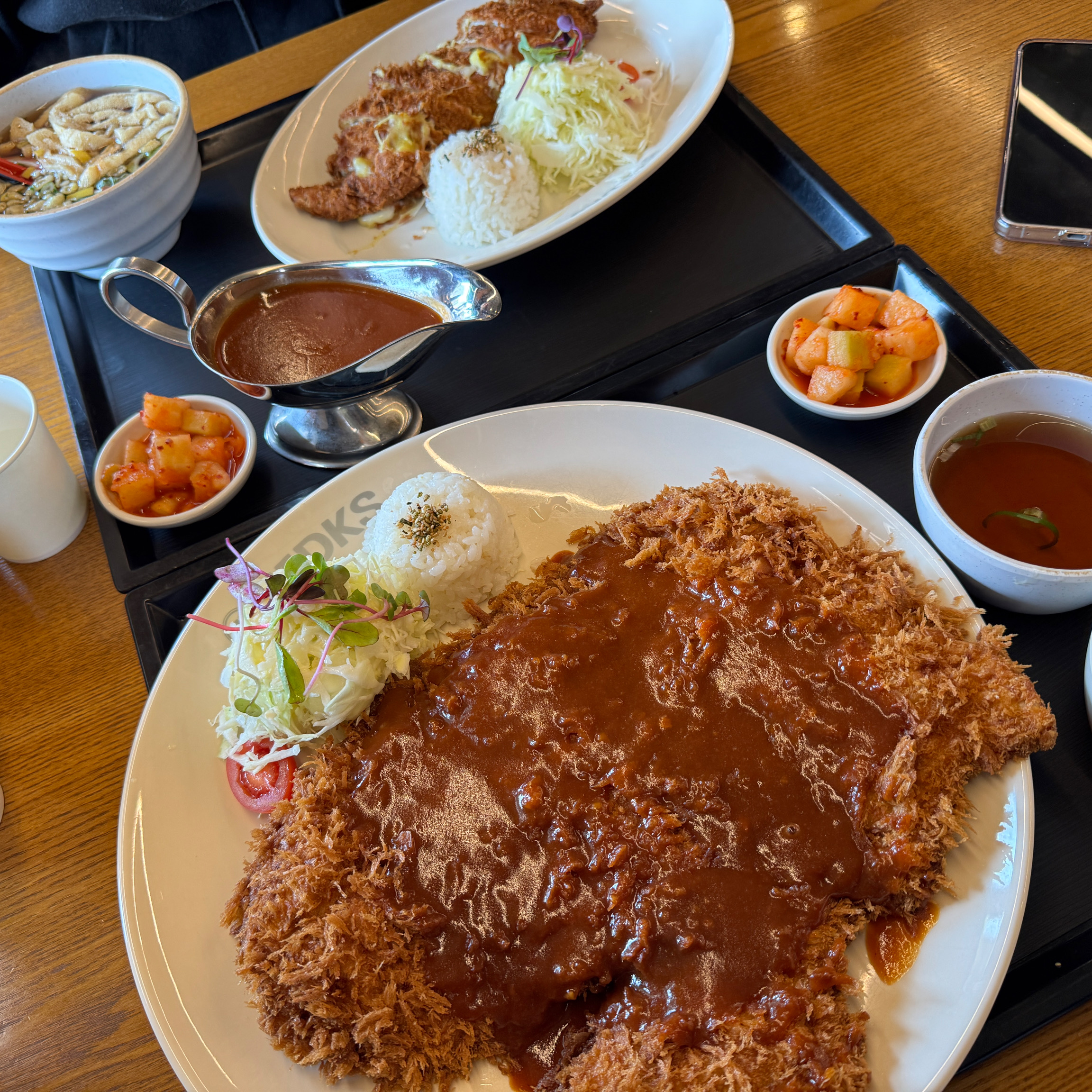 양이 정~~~~~말 많아요👍 돈가스 맛있고 밥은 무료로 리필되는거 같았어요 둘이가면 돈가스