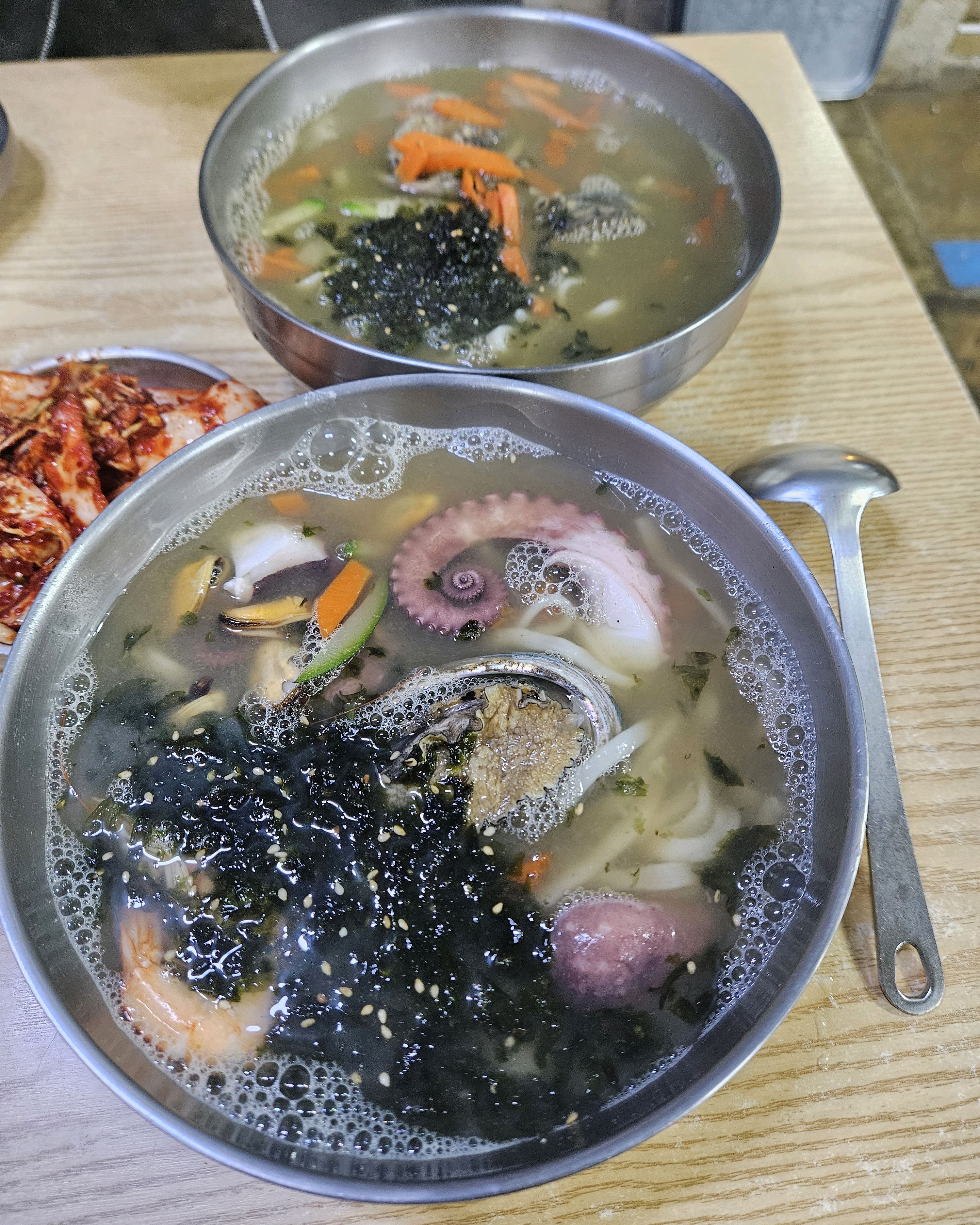 완전 현지인맛집이에요! 김치도 완전 맛있고 최고입니다! 다음에 또 올것 같아요!! - 제주 맛집 협재칼국수