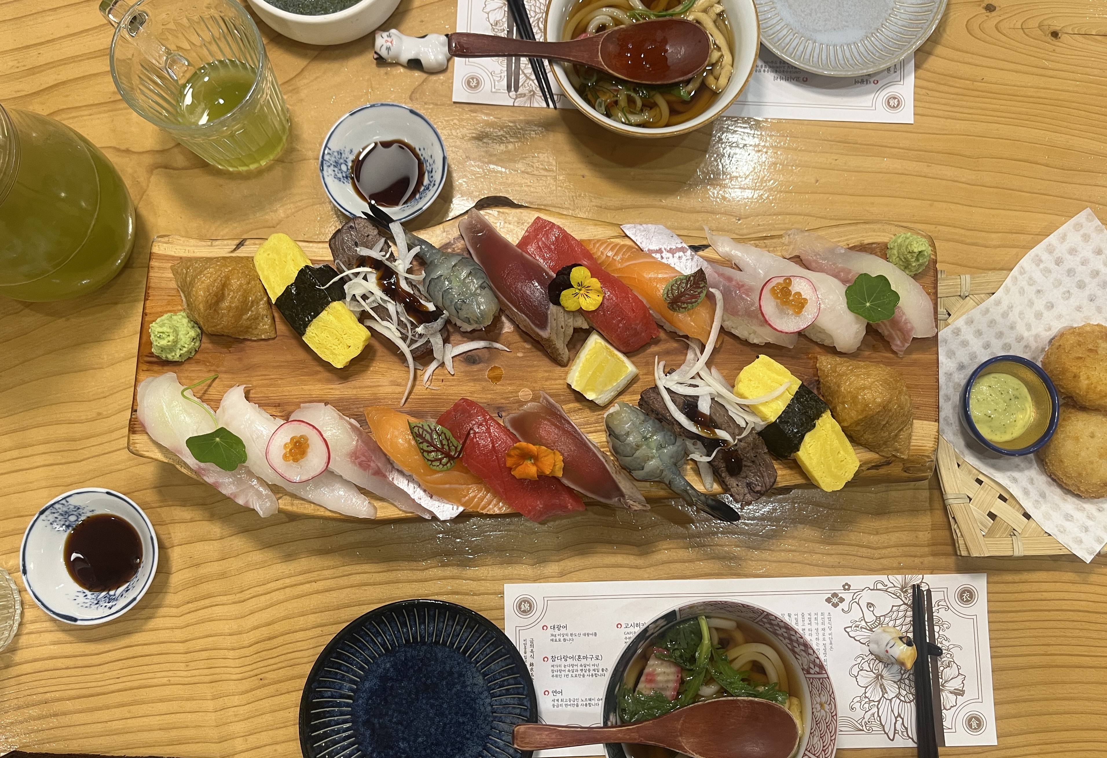 회가 신선하고 너무 맛있어요! 따끈한 말차 물 나오는 것도 좋고 커플 세트 하니 사이드도