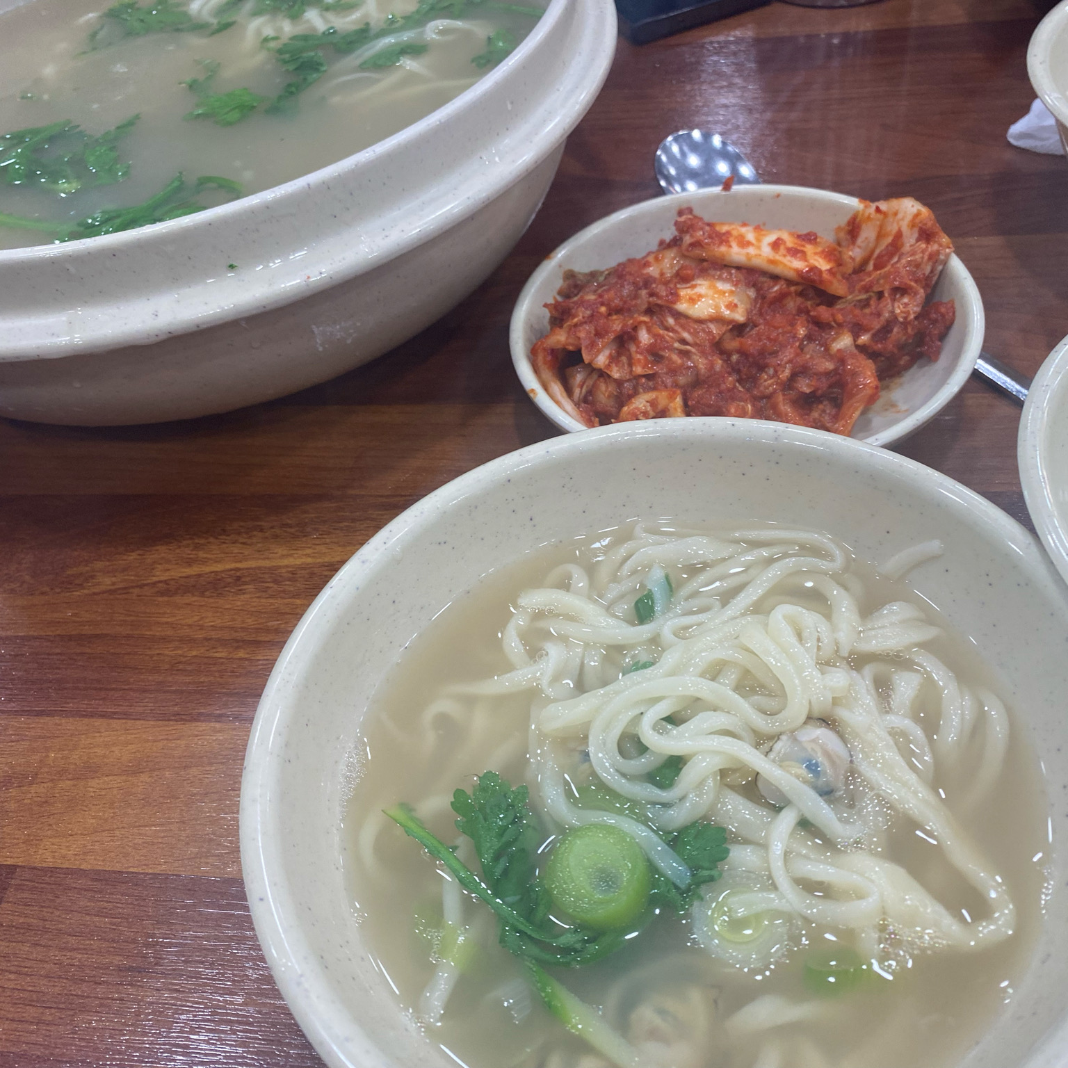 매번 본점 가다가 , 도룡점 한번 갔는데 김치 겁나 맛없음. 역시 본점이다. 거짓말 아니니
