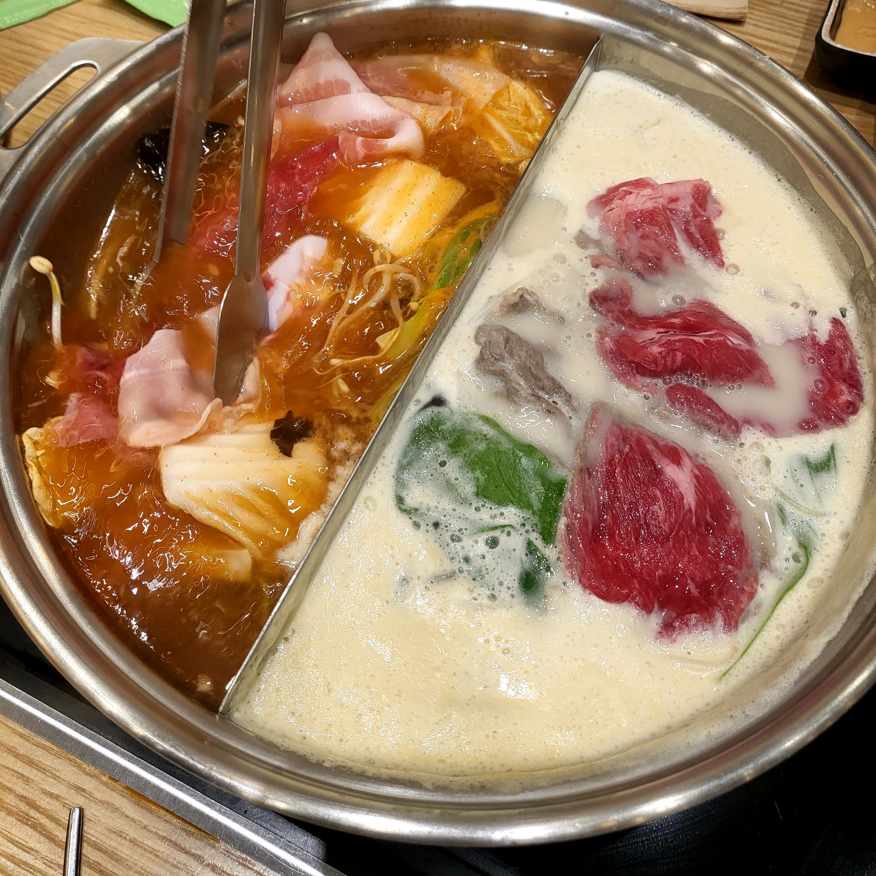 매장이랑 주차장도 진짜 넓고, 샤브샤브 재료들도 다 신선하고 맛있더라구요^^ 웨이팅있으니