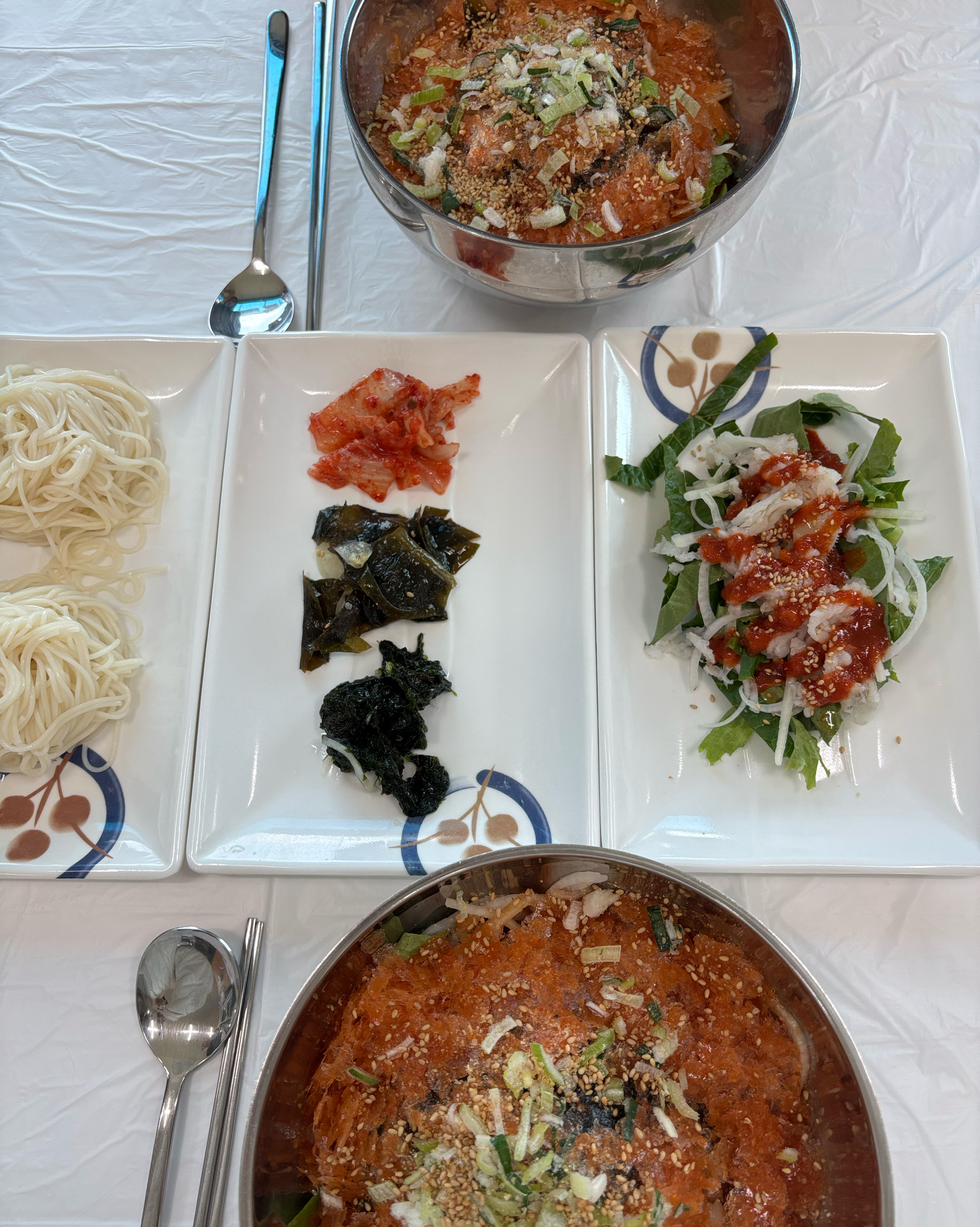 물회 진짜 좋아하는데 양도 푸짐하고 맛있어요 새콤달콤하고...🥹 밑반찬으로 회가 나와요!!