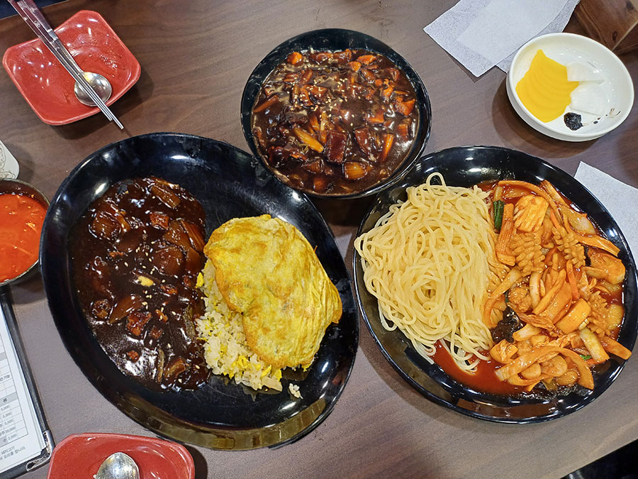 담티역에 볼일 있어서 왔다가 말로만 듣던 리안에 방문해봤어요. 다들 스페셜야끼로 주문하던데