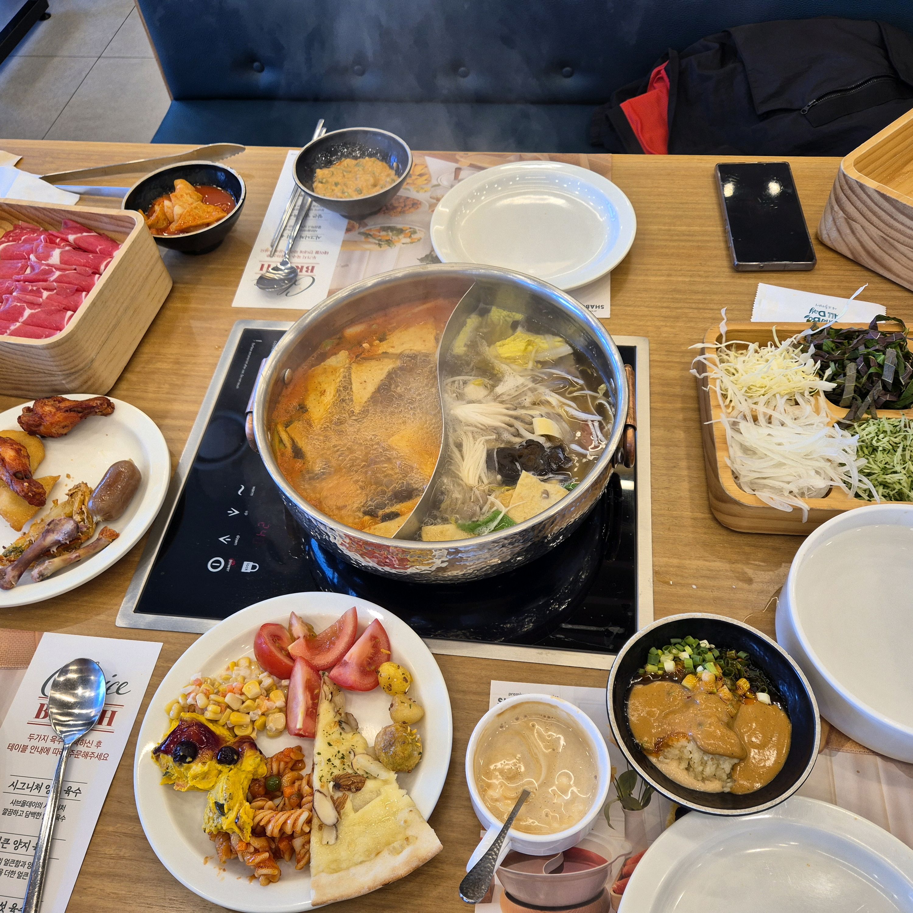 올때마다 느끼는거지만 사장님 너무 친절하시고 직원분들도 너무 일 잘하시는것 같아요. 음식