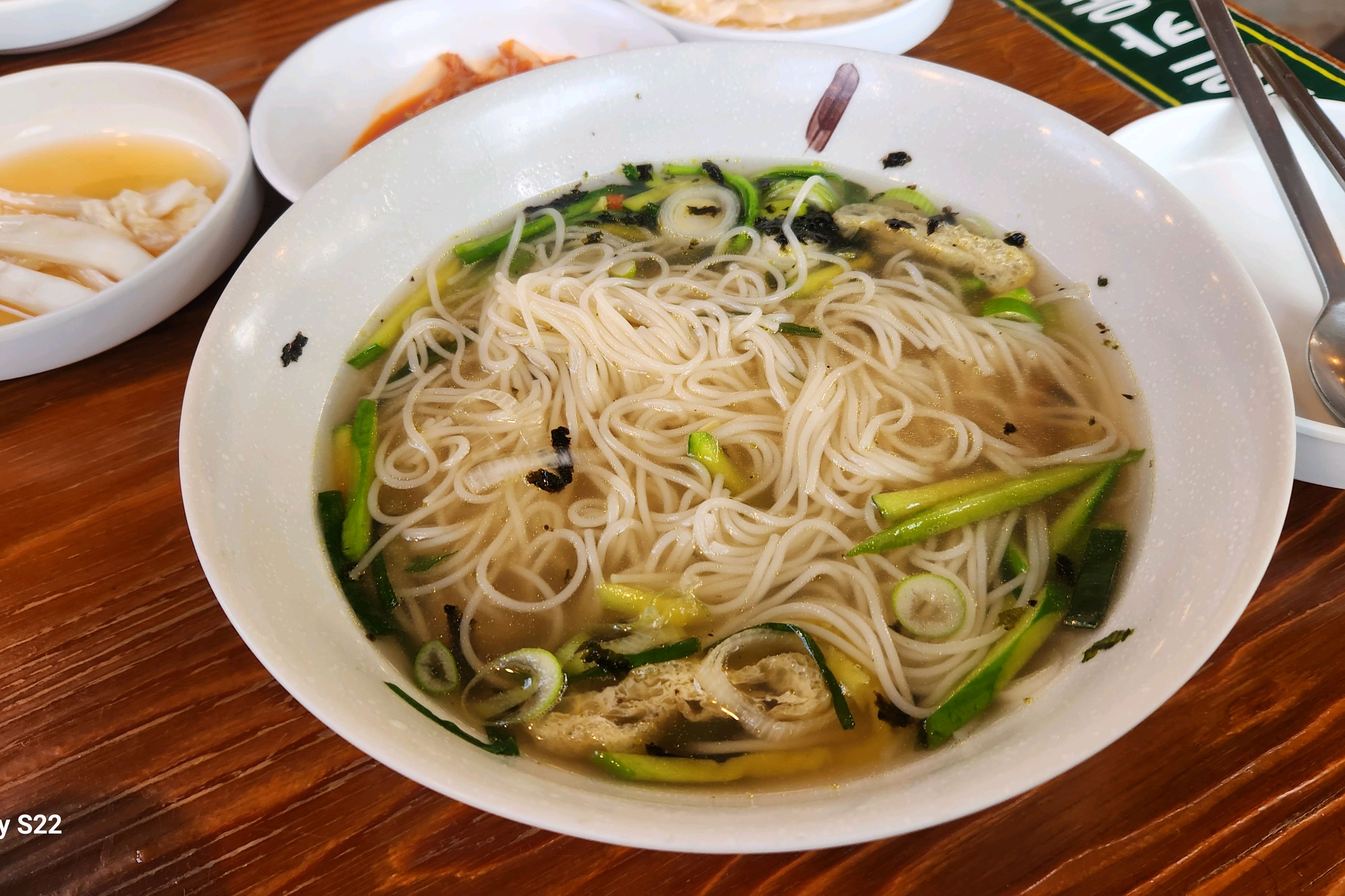 맛있어요^^ 깔끔하고 시원한 맛 ㅋ 곱배기를 시켰음에도 양이 조금 아쉽네요!! 제 개인 취